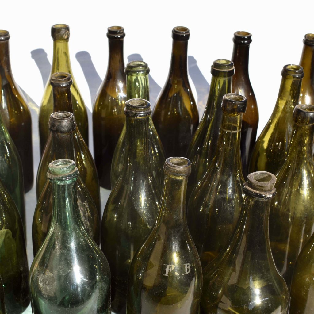 Anciennes bouteilles de vin en verre soufflé avec goulots irréguliers. Flacons pour le vin en verre vert, réalisés de manière artisanale, soufflé à la bouche.