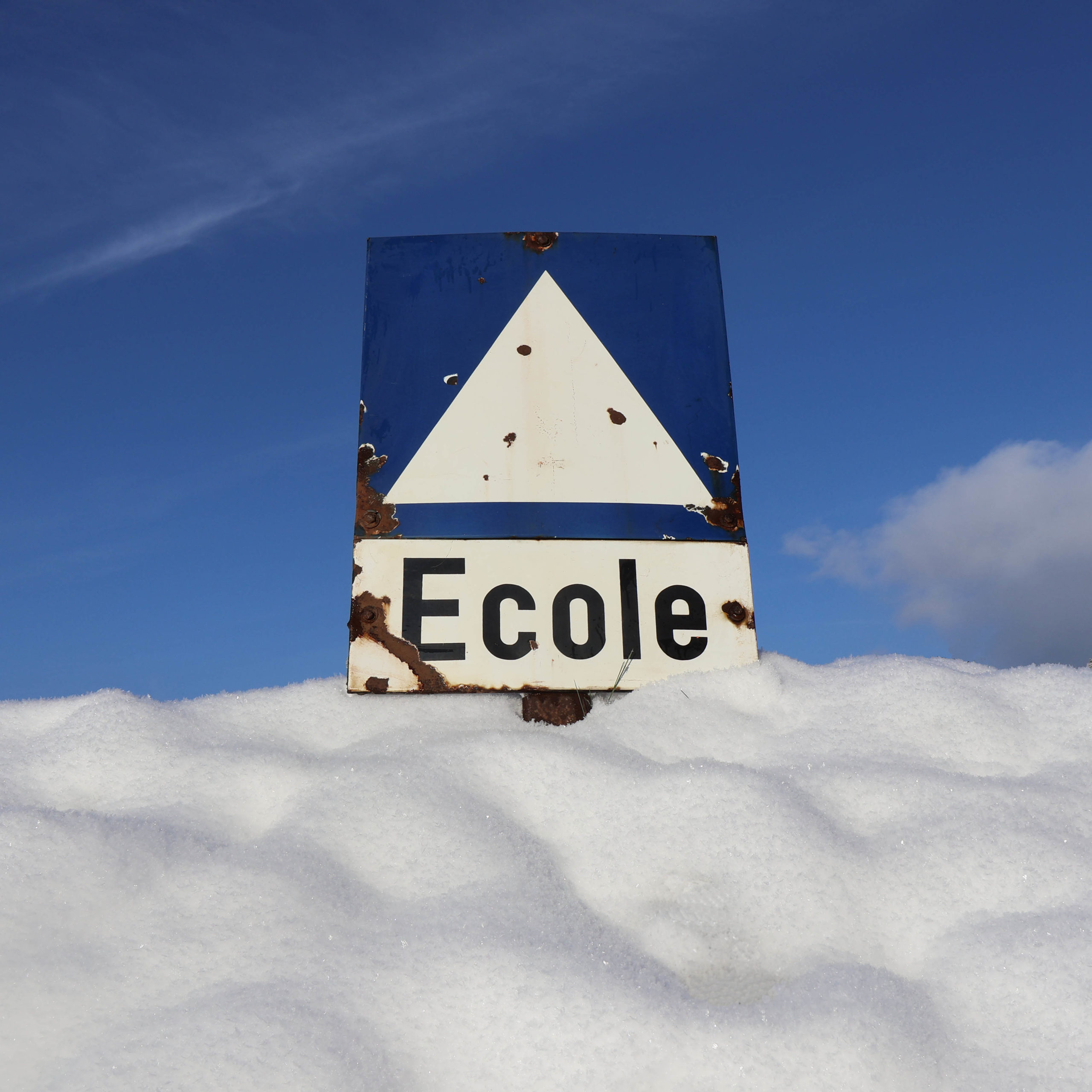 attention école ancien panneau de signalisation Suisse émaillé des années 1950. Triangle blanc sur fond bleu. Et inscription école.