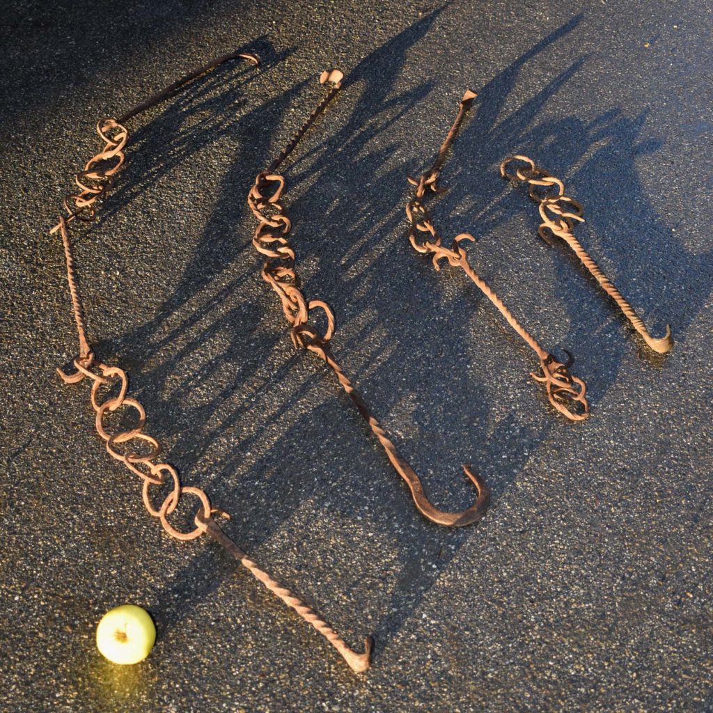 Crémaillère à accroc de cheminée en fer forge 19ème ou antérieur. Pour suspendre un chaudron dans l'âtre. patine rouille.