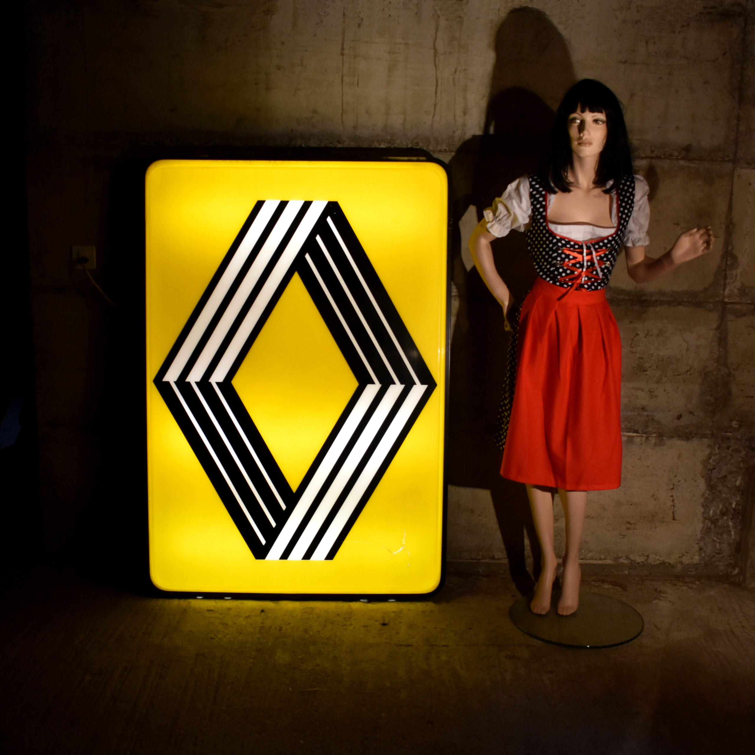 Enseigne lumineuse Renault avec le logo Vasarely. De garage des années 1970. Grand format simple face, avec fond jaune. Idéal déco garage vintage.
