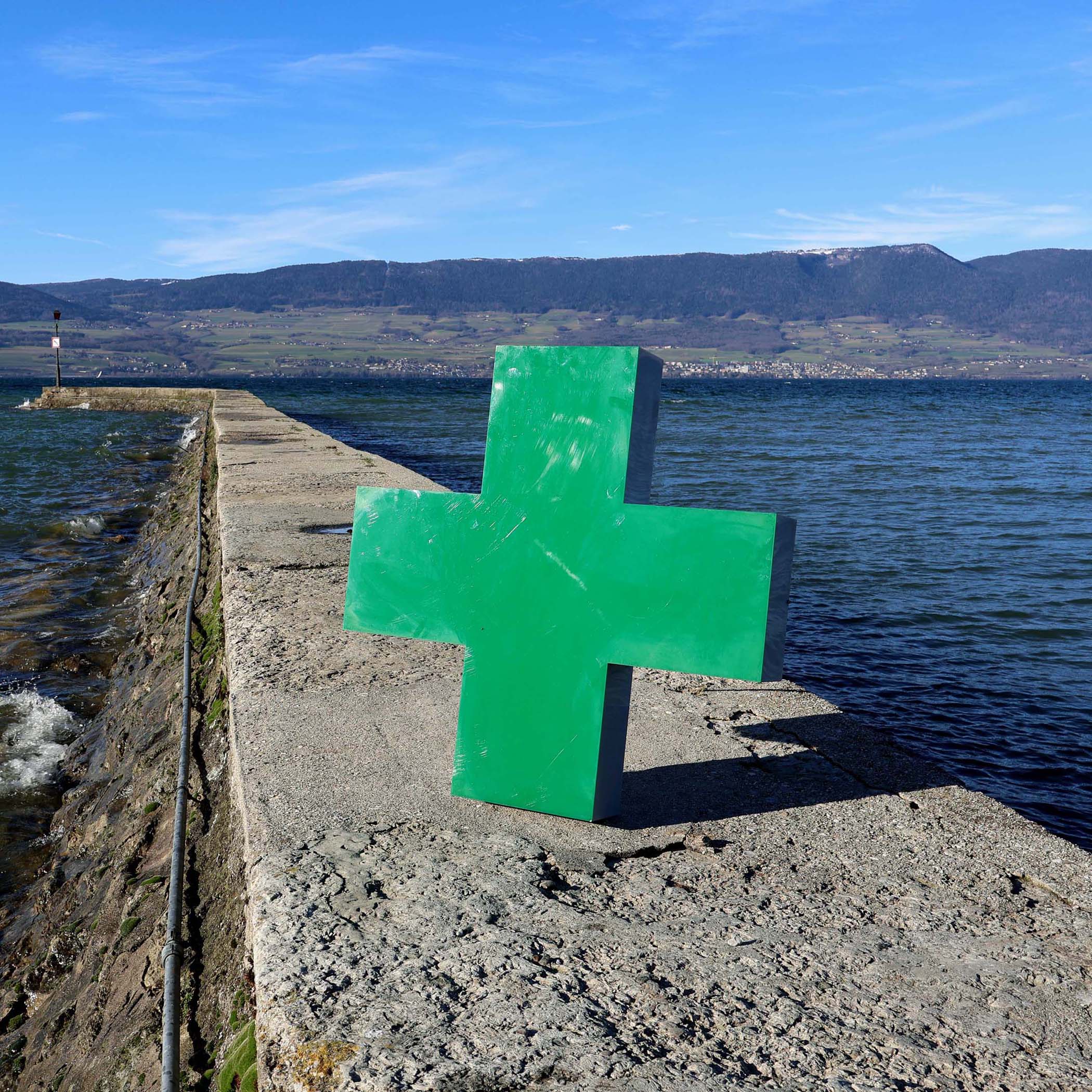 Enseigne lumineuse croix verte de pharmacie en plexiglas. En forme de croix Suisse, mais illumination en Led Vert. Peut aussi faire une lettre X.