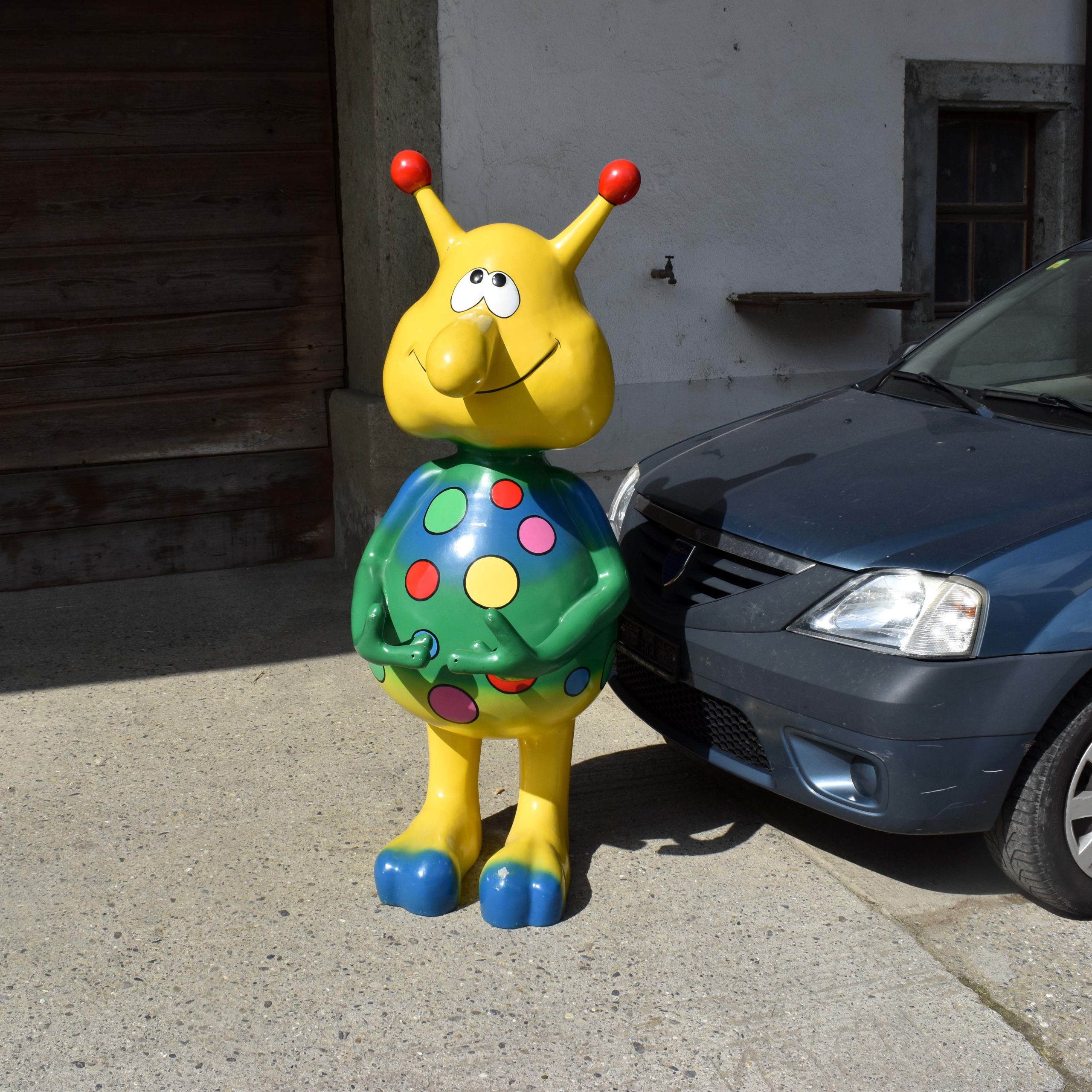 Extraterrestre des magasins Manor en polyester 162cm de haut. Personnage en fibre, peint multicolore. Amusant ET, gentil Alien publicitaire de supermarché.