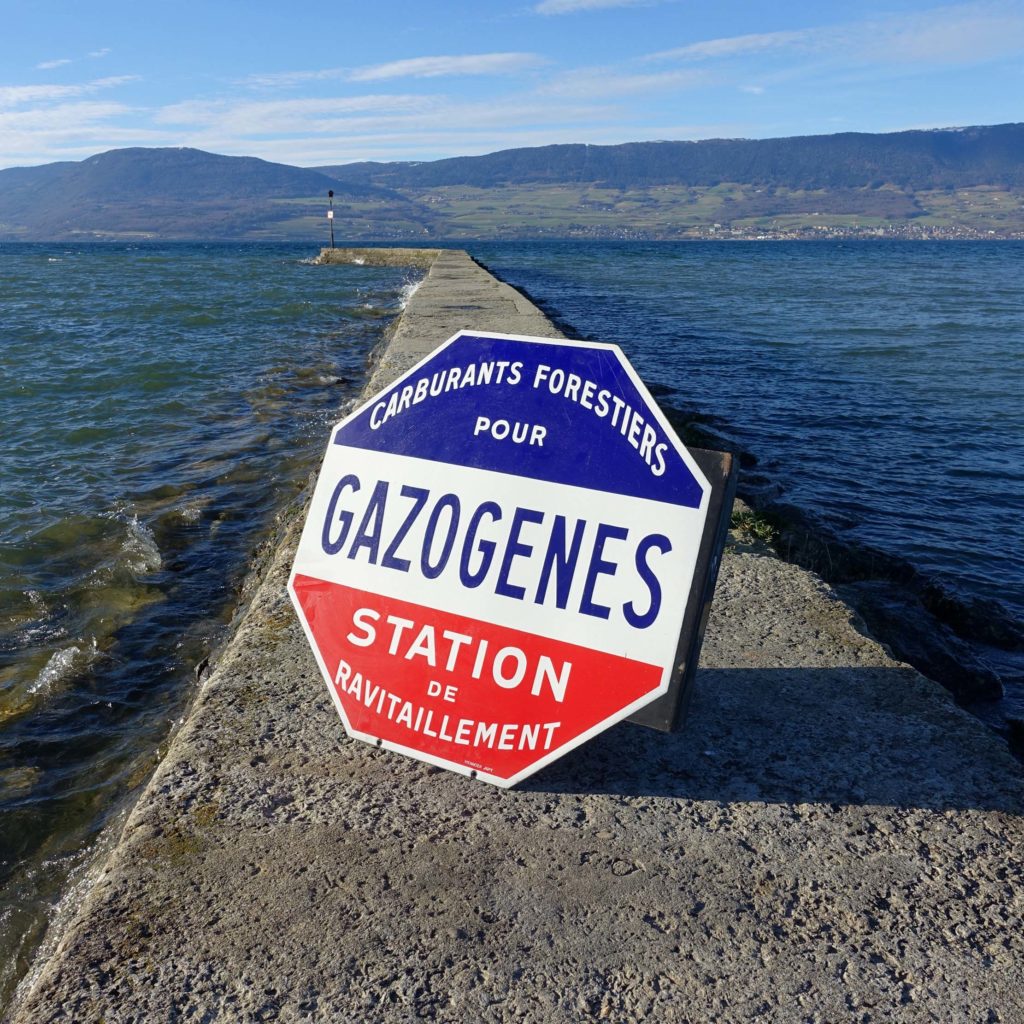 gazogènes plaque émaillée en potence bleu blanc rouge des années 1930 à 40. Carburant forestier gazogène pour les véhicules durant la guerre.