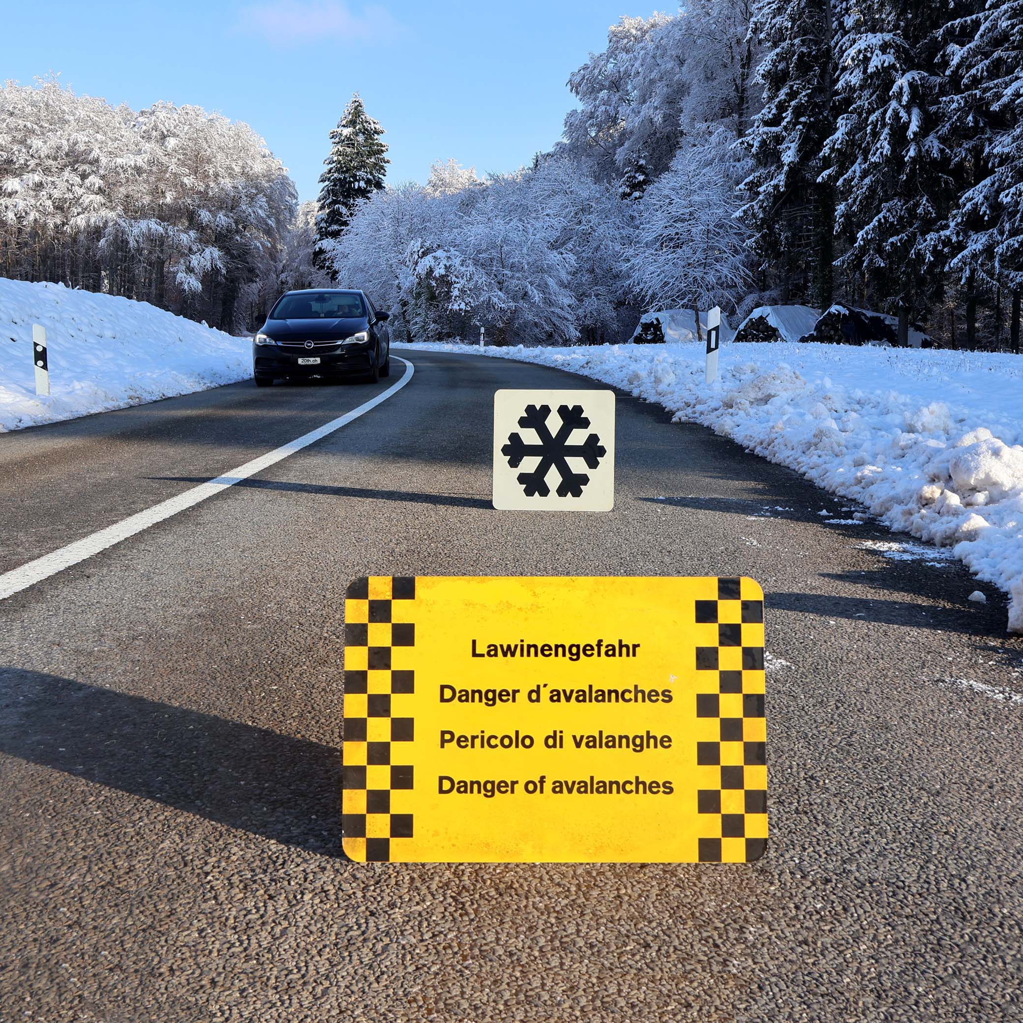 Signalisation hivernale Suisse : Panneau attention au verglas, avec cristal de neige. Et écriteau de danger d'avalanche jaune.