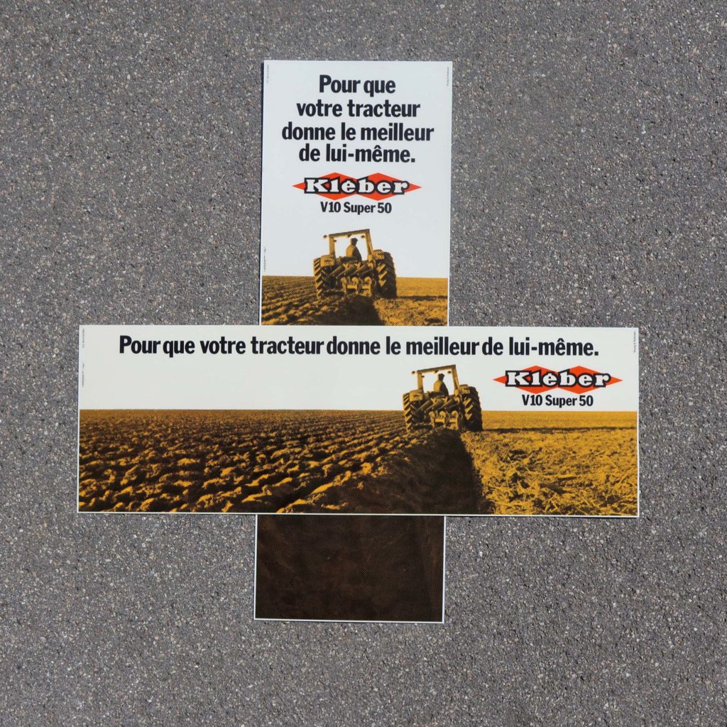 Panneaux publicitaires vintage Kleber V10 Super 50 pneu tracteur. Affichettes en plastique datées de 1971. Idéal pour collectionneur de tracteur.