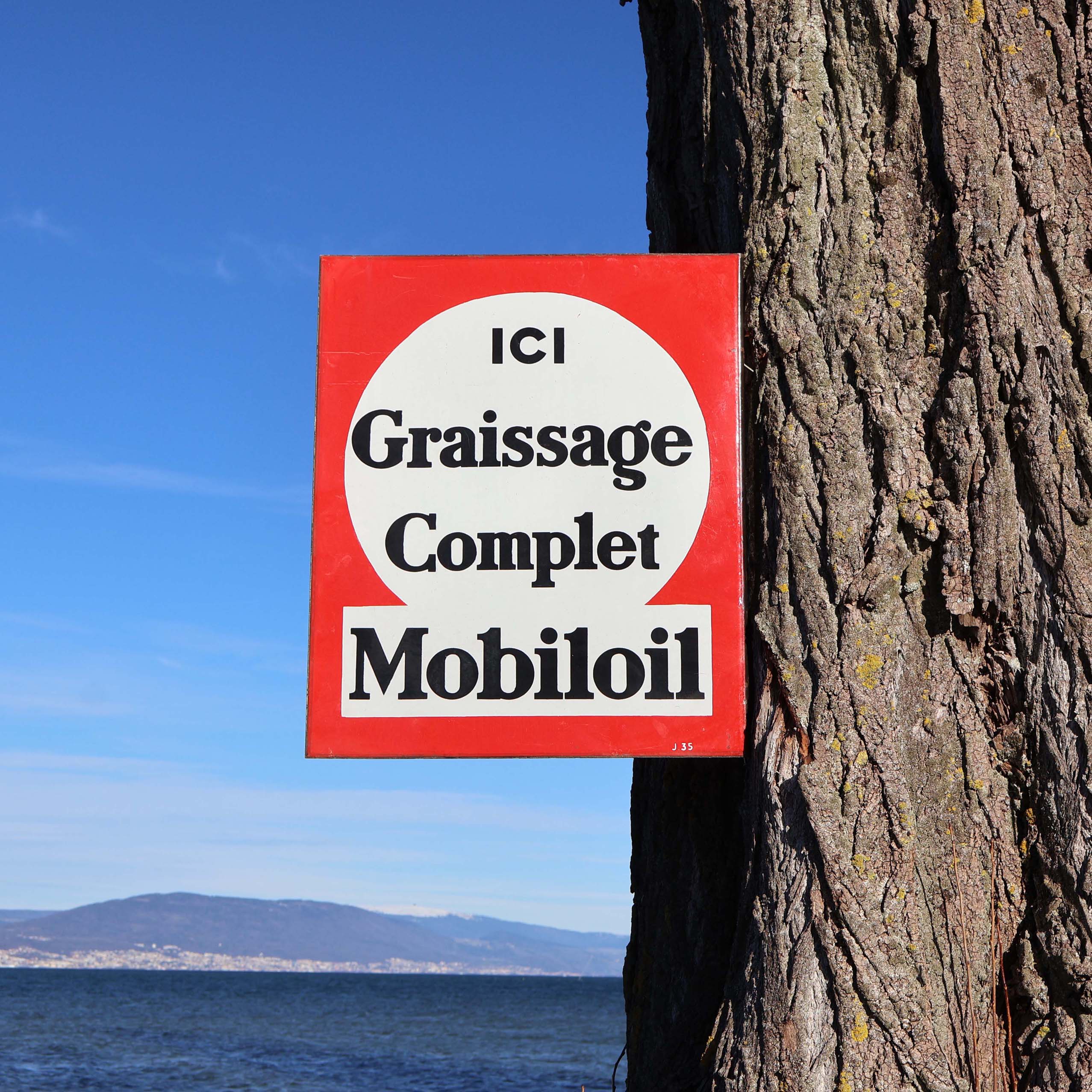 Plaque émaillée ici graissage complet Mobiloil année 1935. Enseigne en potence double face en tôle émail. D'avant guerre, idéal pour collectionneur de petroliana déco garage.