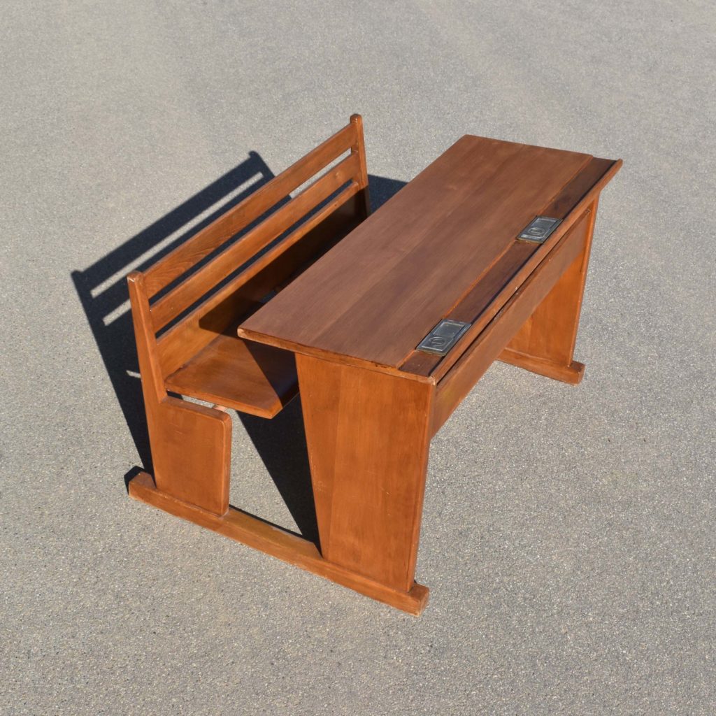 table d'école 2 places pupitre scolaire en bois massif d'école Suisse, des années 1950. Inhabituel style angulaire monobloc.