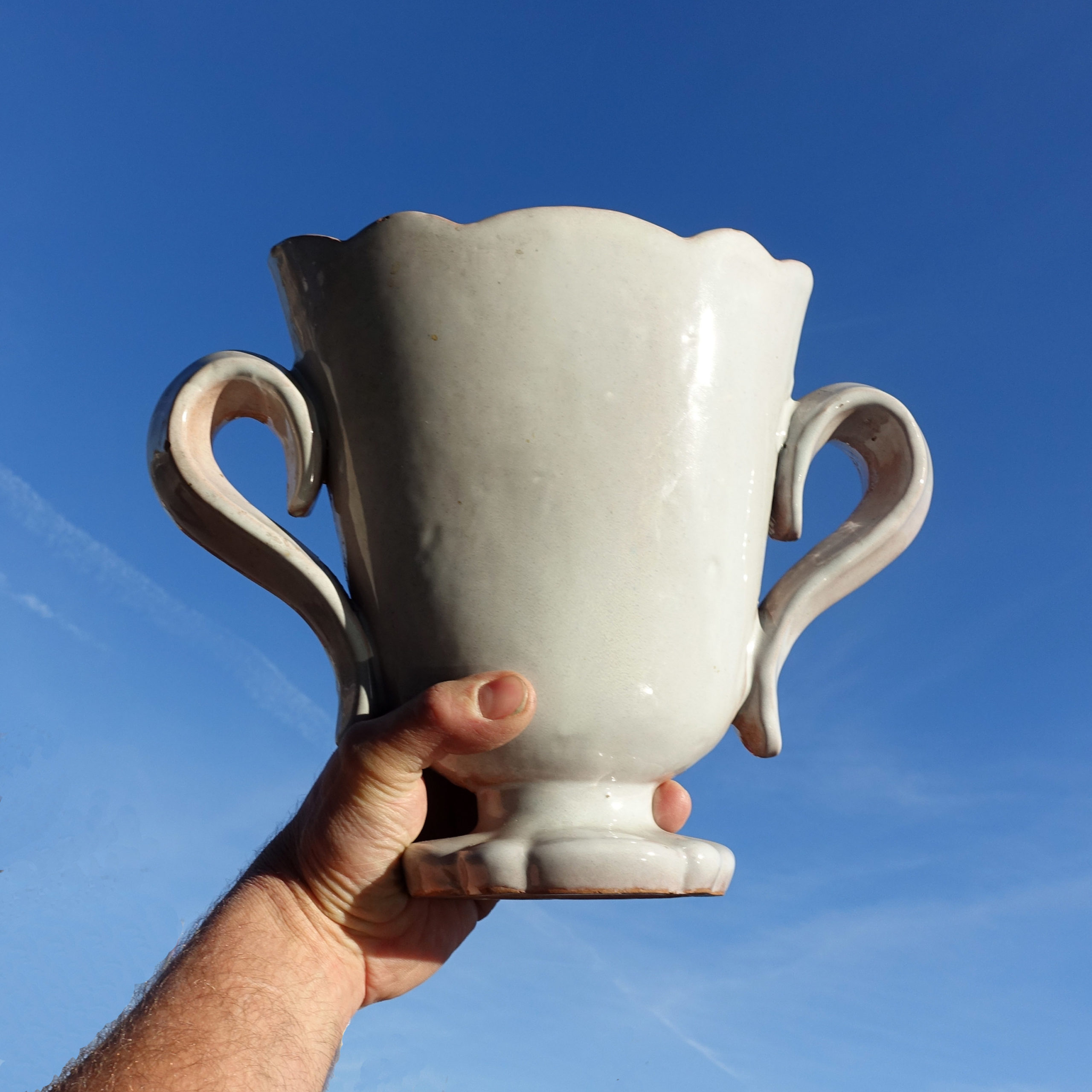 Vase coupe en céramique émaillée blanche. Signée de Menelika. Du couple de potiers Genevois Imbert Amoudruz. Style des années 1940.