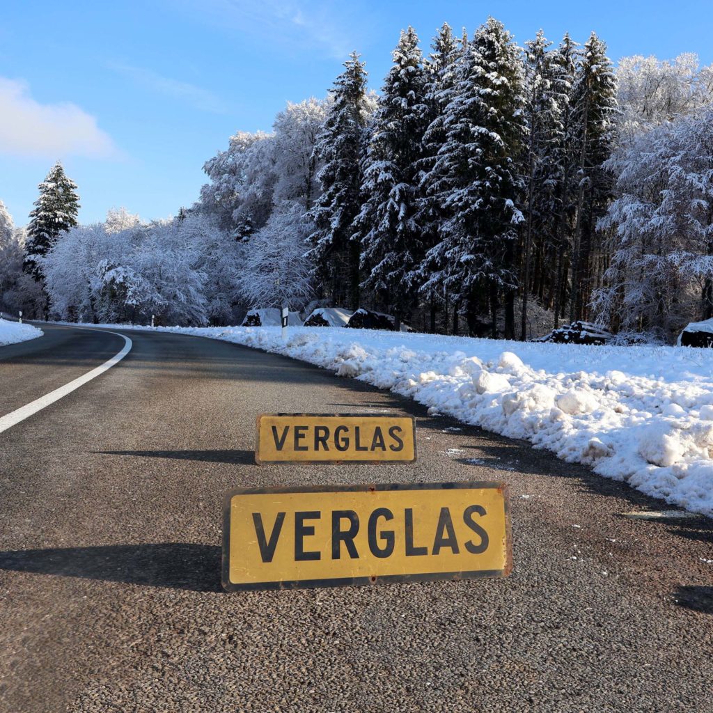 Verglas 2 panneaux routiers attention. Bandeaux en tôle peinte. Avec revêtement réfléchissant. Signalisation routière vintage patinée.