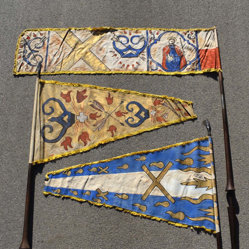 3 vieux oriflammes peints à la main, sujets médiévaux et religieux. Drapeaux triangulaires, et rectangulaires. Pour procession, ou spectacle de théâtre.