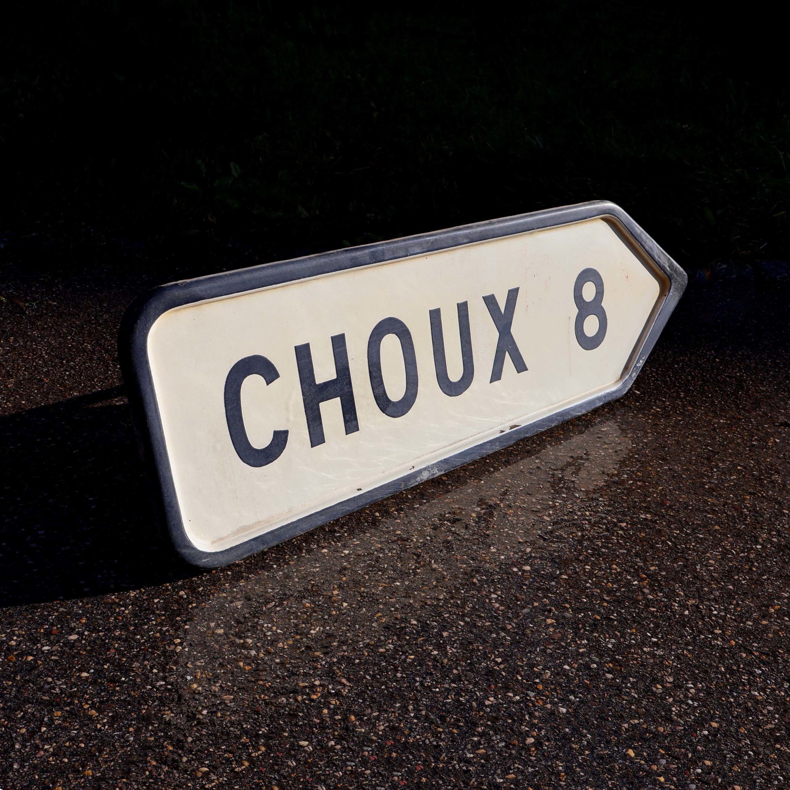 Petite flèche directionnelle, datée de 1961. Pour indiquer la direction du village de Choux dans le Jura (39). En tôle emboutie émaillée, avec bordure en relief