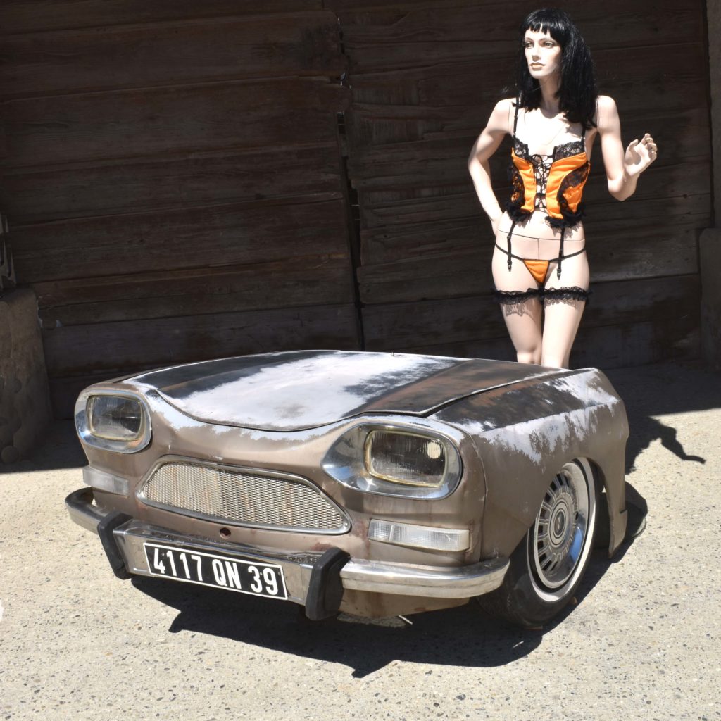 Citroën Ami 8 face avant déco découpée avec ailes et capot. Avant de voiture complet des années 1960. A utiliser en décoration de bar, restaurant ou showroom.