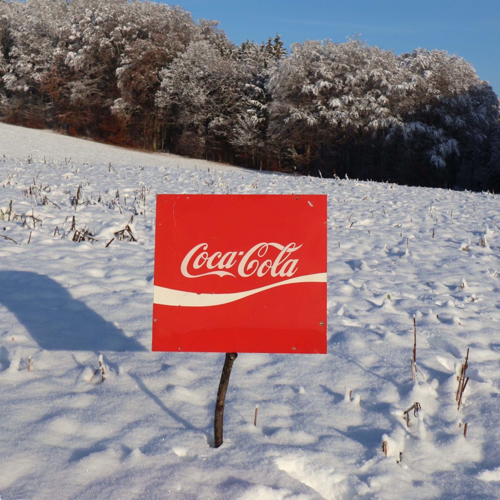 Coca-Cola panneau publicitaire en tôle alu imprimée des années 1970 à 80. De forme carrée. Avec le logo eighties d'avant 1987.