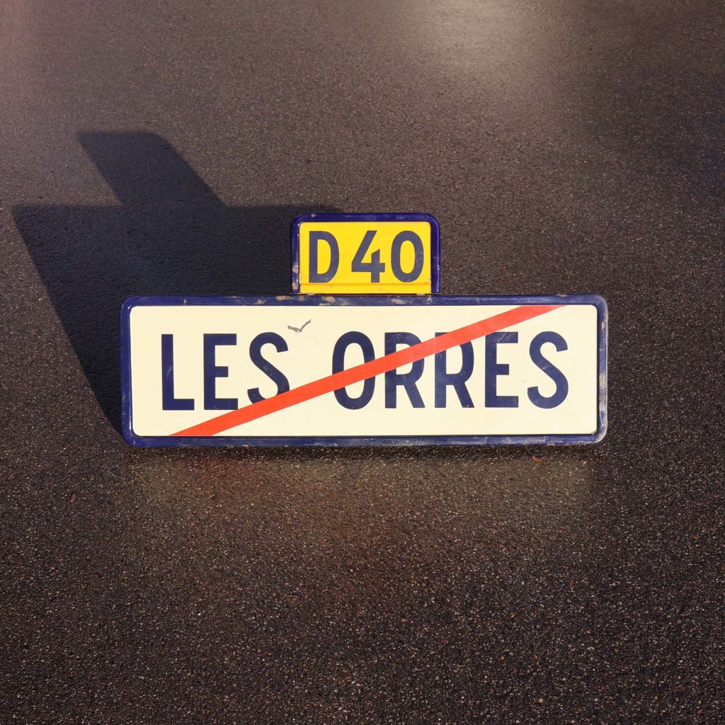 Les Orres panneau routier de sortie de village, daté de 1966. Connu pour sa station de ski “Les Orres 1800”. Développé à partir des années 1970.