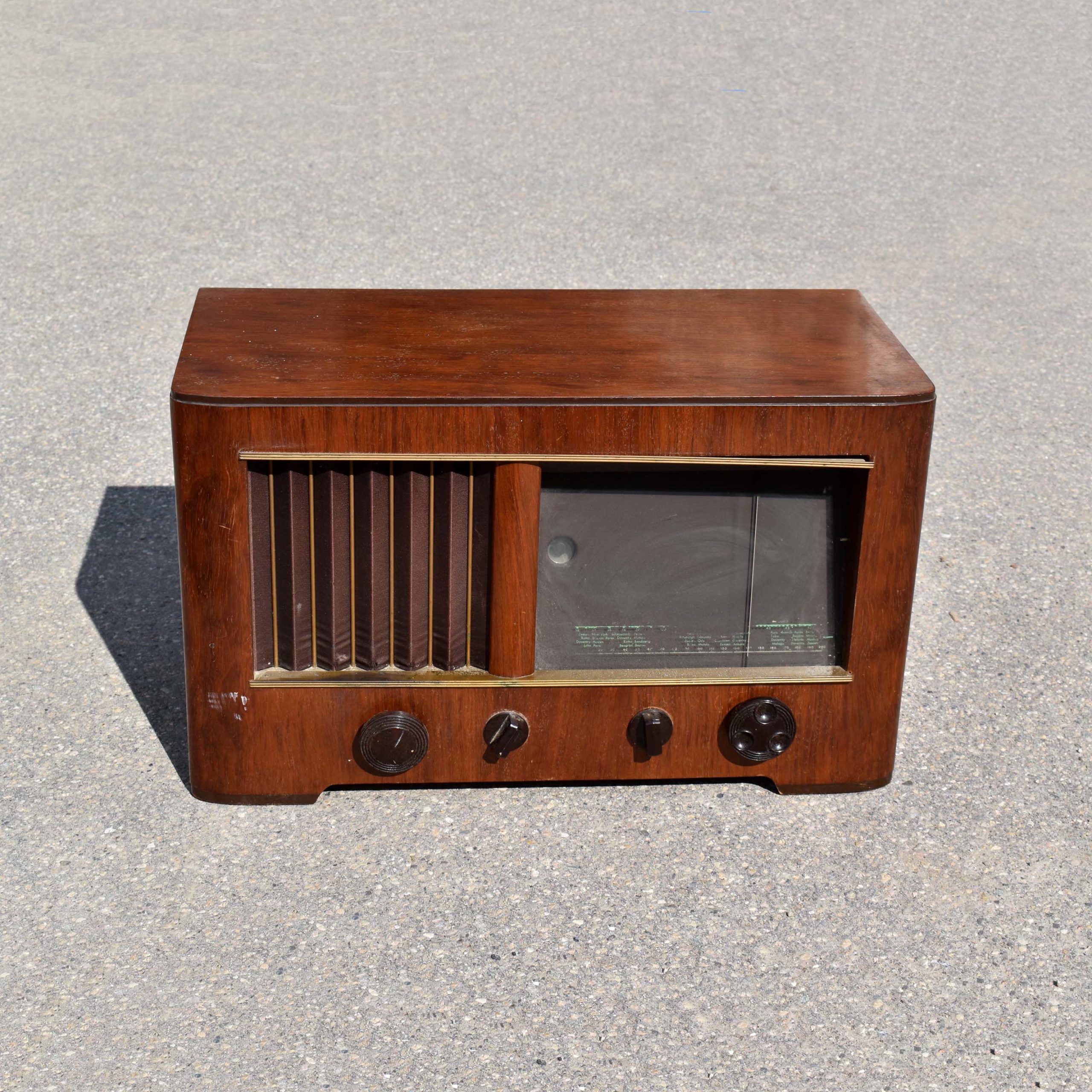 Swedish forties collectible radio AGA Baltic 251 wooden box. Ancienne radio des années 1940. D'origine Suédoise. De marque AGA, modèle Baltic.