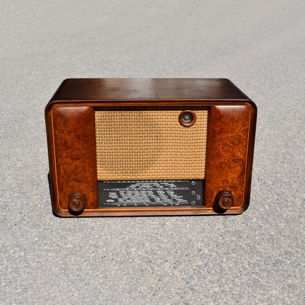 Ancienne radio de marque Trialmo année 1954, de fabrication Suisse. Caisse en bois, avec plaquage de ronce de noyer.