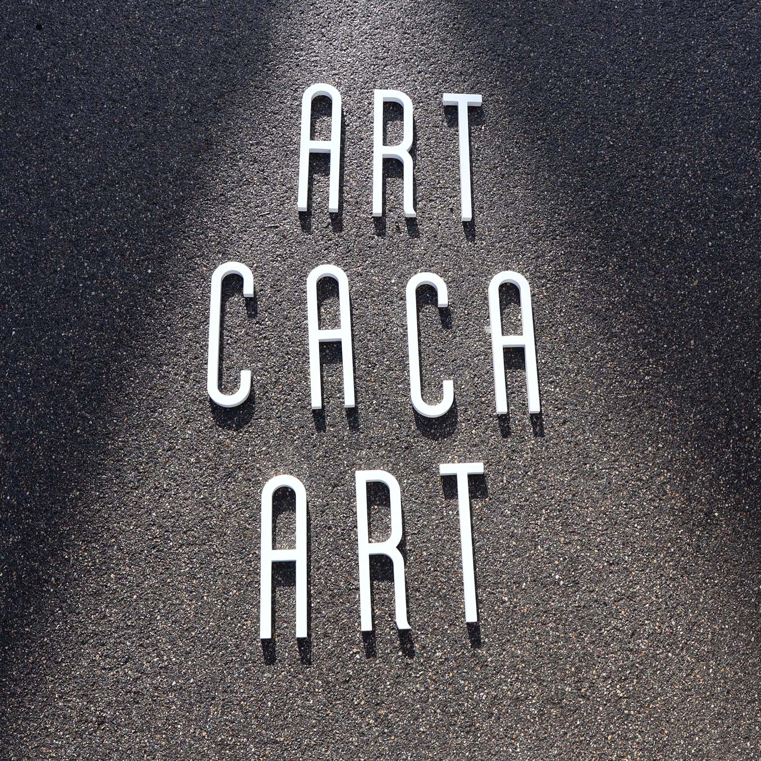 œuvre d'art conceptuel scatologique. Lettres "Art Caca". Lettres d'enseigne en plastique, hauteur 31cm.