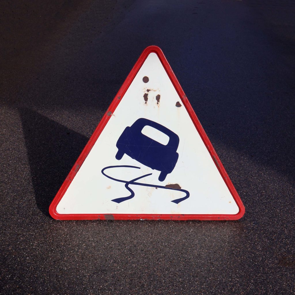plaque émaillée panneau attention au verglas année 1953. Avec illustration pictogramme d'une voiture des années 1950 qui glisse. Fabricant René Gaillard.