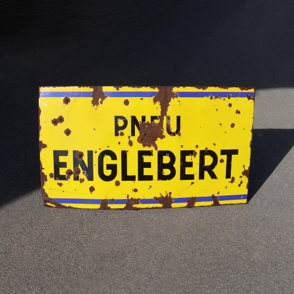 Ancienne tôle publicitaire émaillée pour faire la réclame des pneus Englebert. D’origine Française, produite par l’émaillerie Alsacienne. Fin des années 1950, début 60.