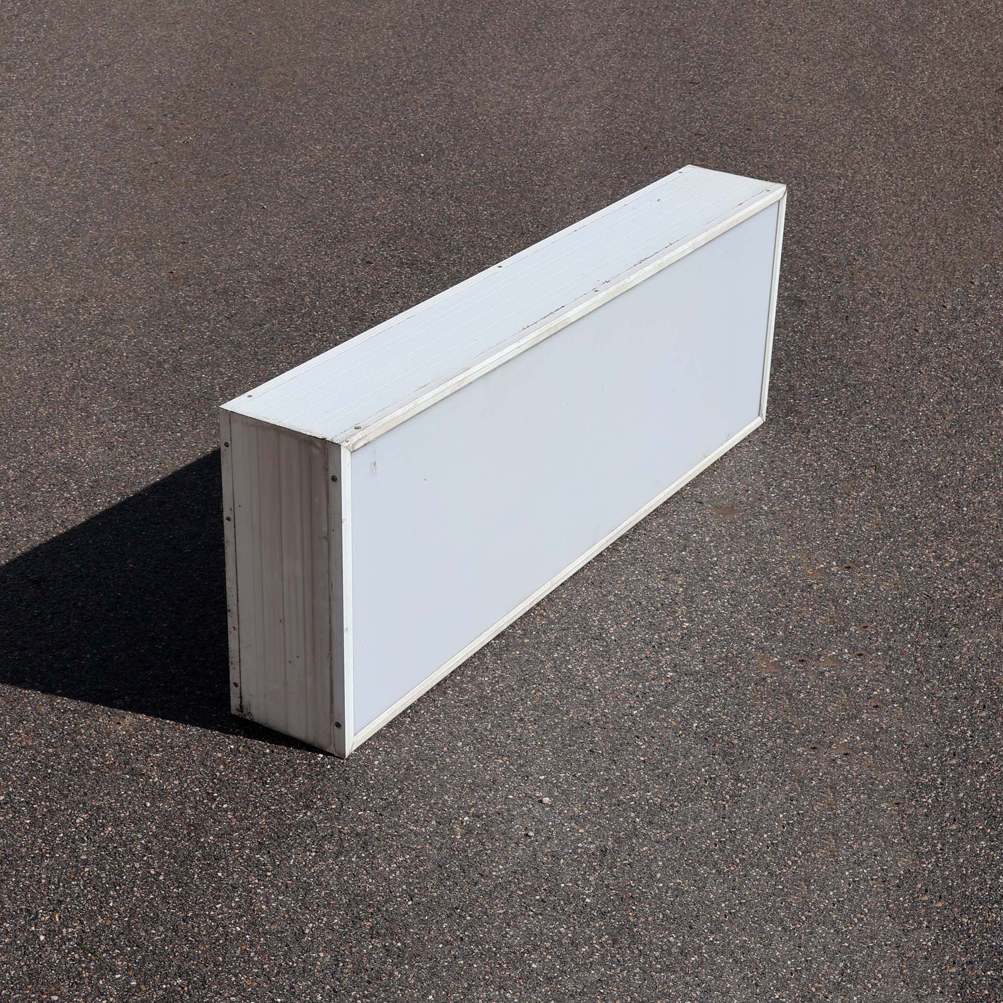 caisson lumineux d'occasion. Simple face de forme rectangulaire, avec plexi blanc vierge, pour mettre votre logo