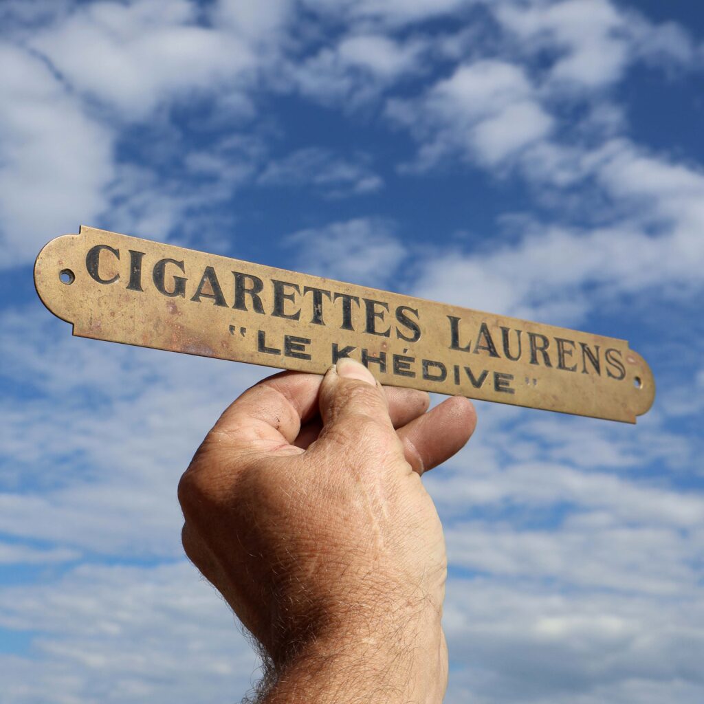 cigarettes Égyptiennes Laurens Le Khédive. Petite plaquette publicitaire en laiton