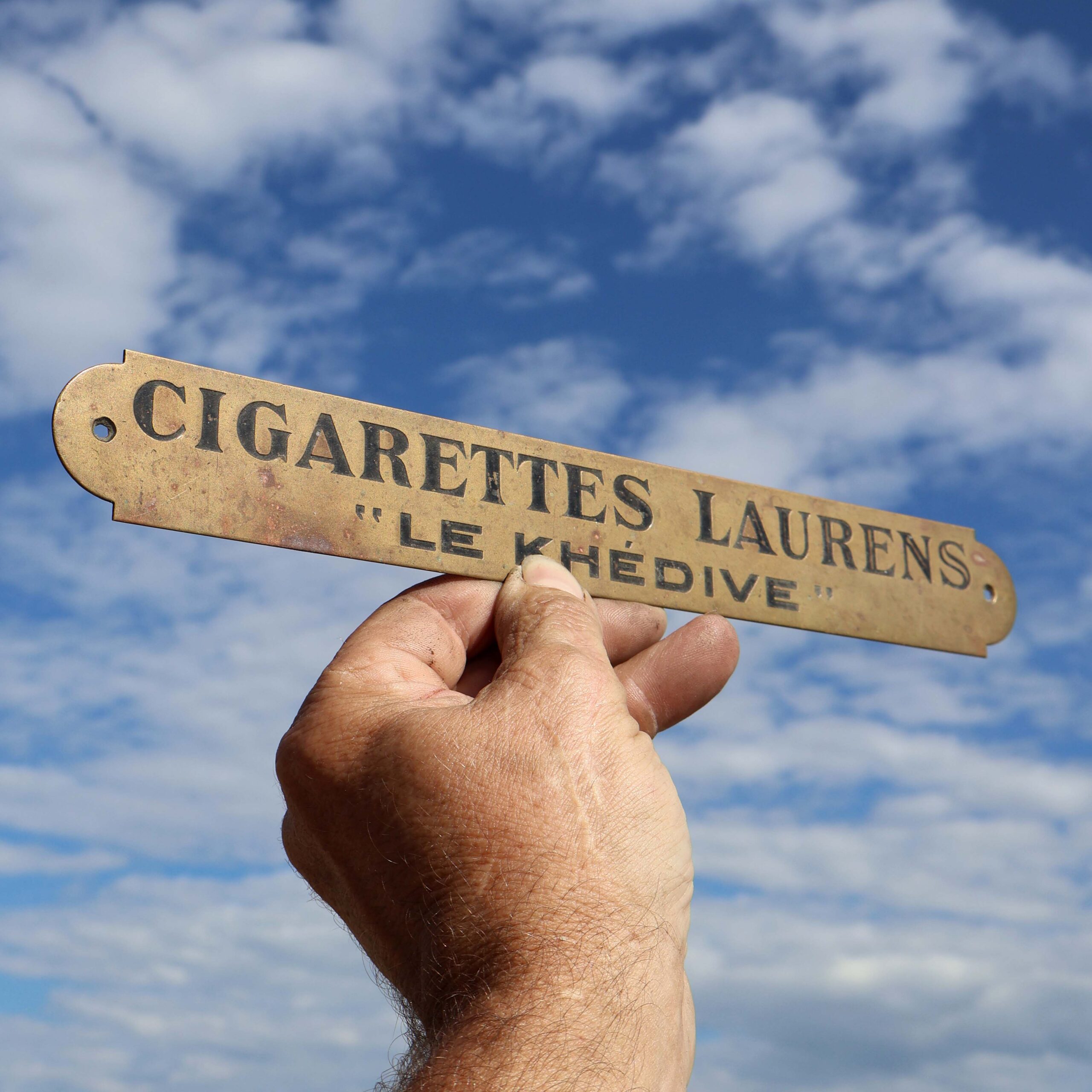 cigarettes Égyptiennes Laurens Le Khédive. Petite plaquette publicitaire en laiton