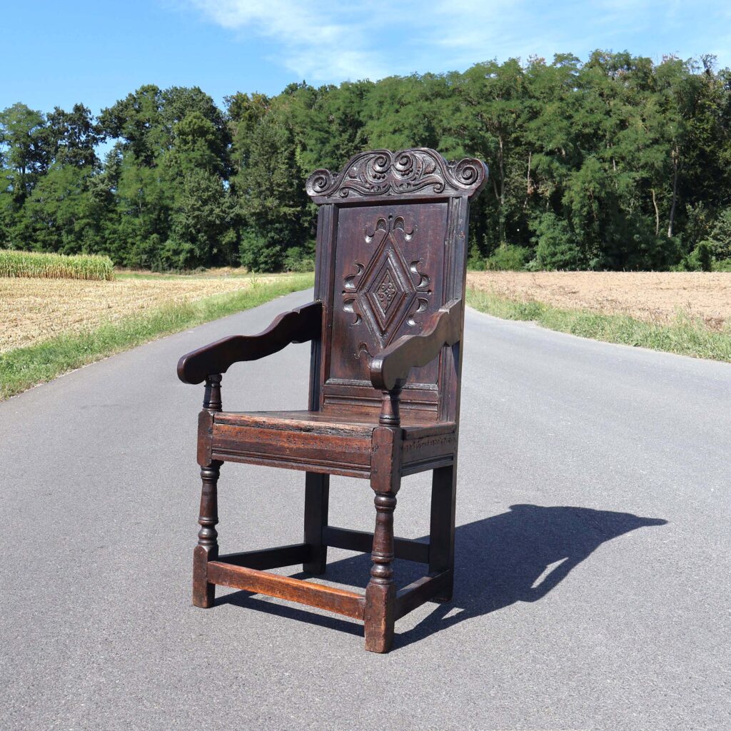 Wainscoat chair 17th century, in carved oak Yorkshire Leeds joined armchair