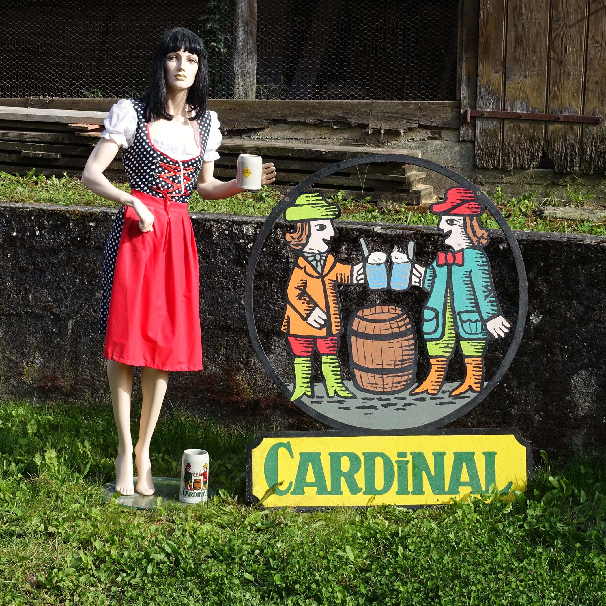 Rare grande enseigne publicitaire pour la bière Cardinal. En bois peint, en découpe.