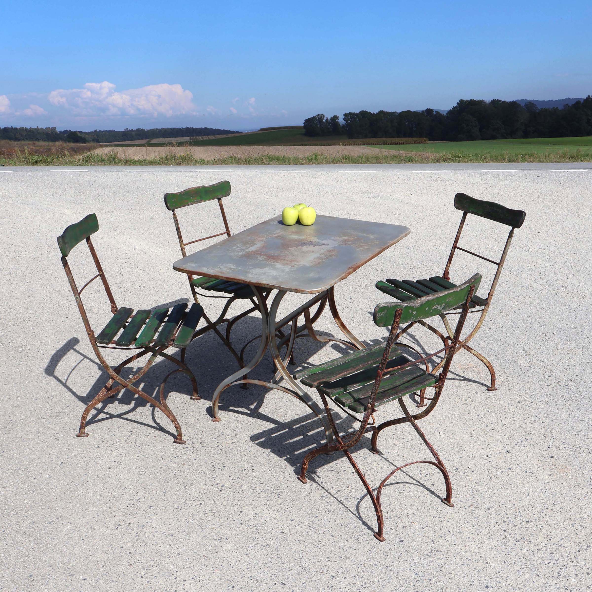 Salon de jardin Suisse des années 1910 à 1930. Peut-être de marque Bigla. 4 chaises pliantes et une petite table.