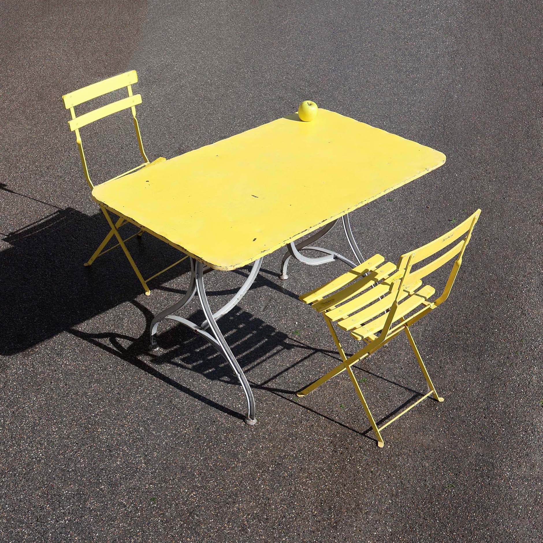 Table de terrasse Suisse en fer avec plateau peint en jaune. Modèle des années 1920, probablement fabriqué par Bigla