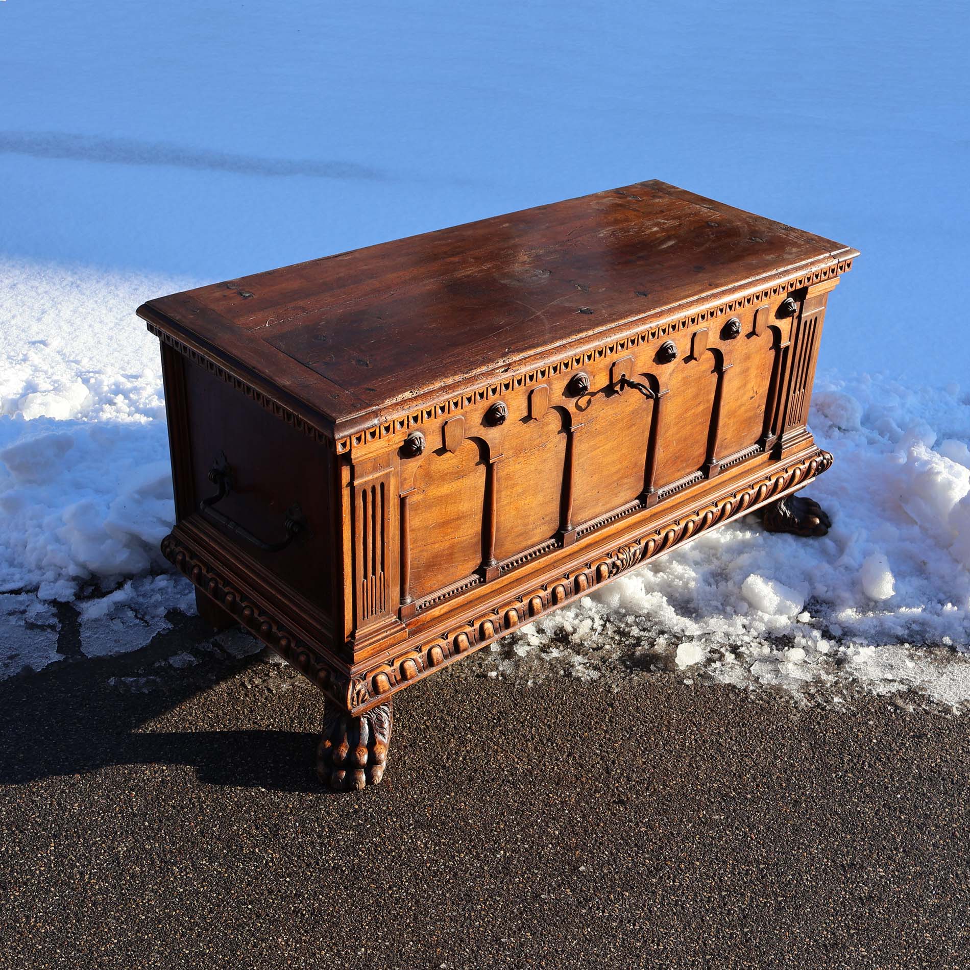 bahut dit Cassone style Renaissance italienne 17ème en bois sculpté copie du 20ème siècle. Coffre italien en bois sculpté avec des pattes de lion.