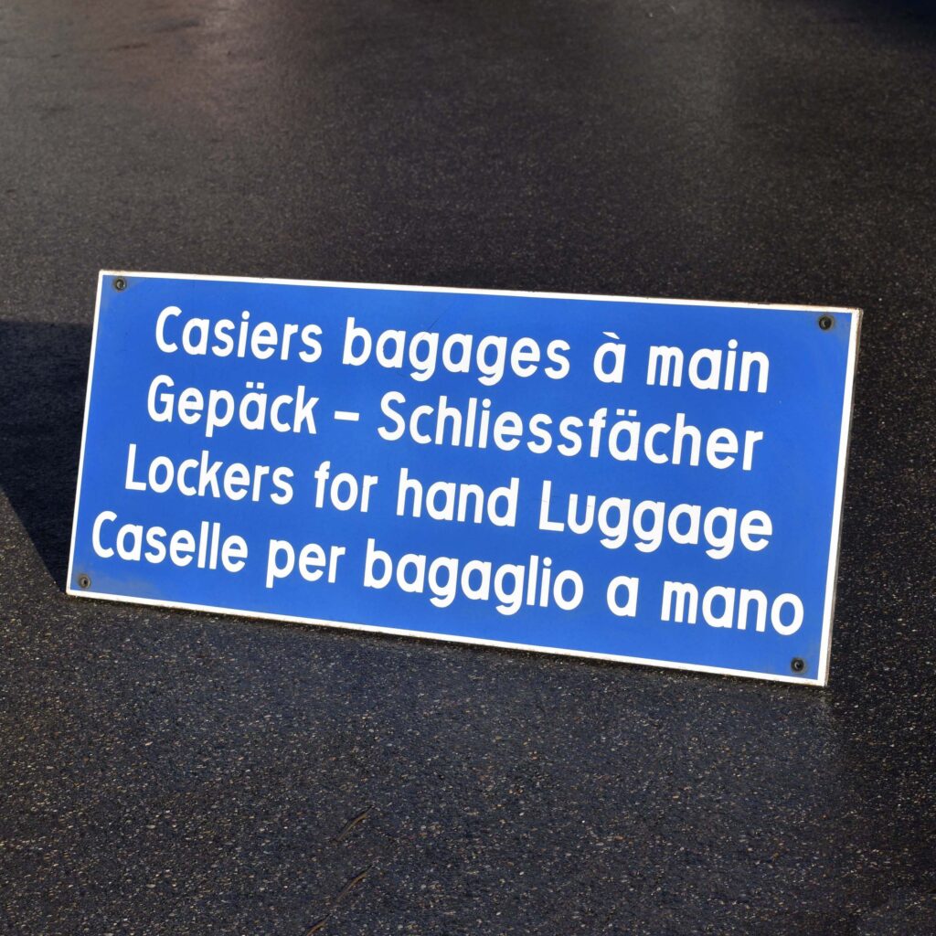 Casiers bagages à main. Plaque émaillée ferroviaire Suisse CFF. En tôle émaillée fond bleu. Avec le texte en 4 langues.