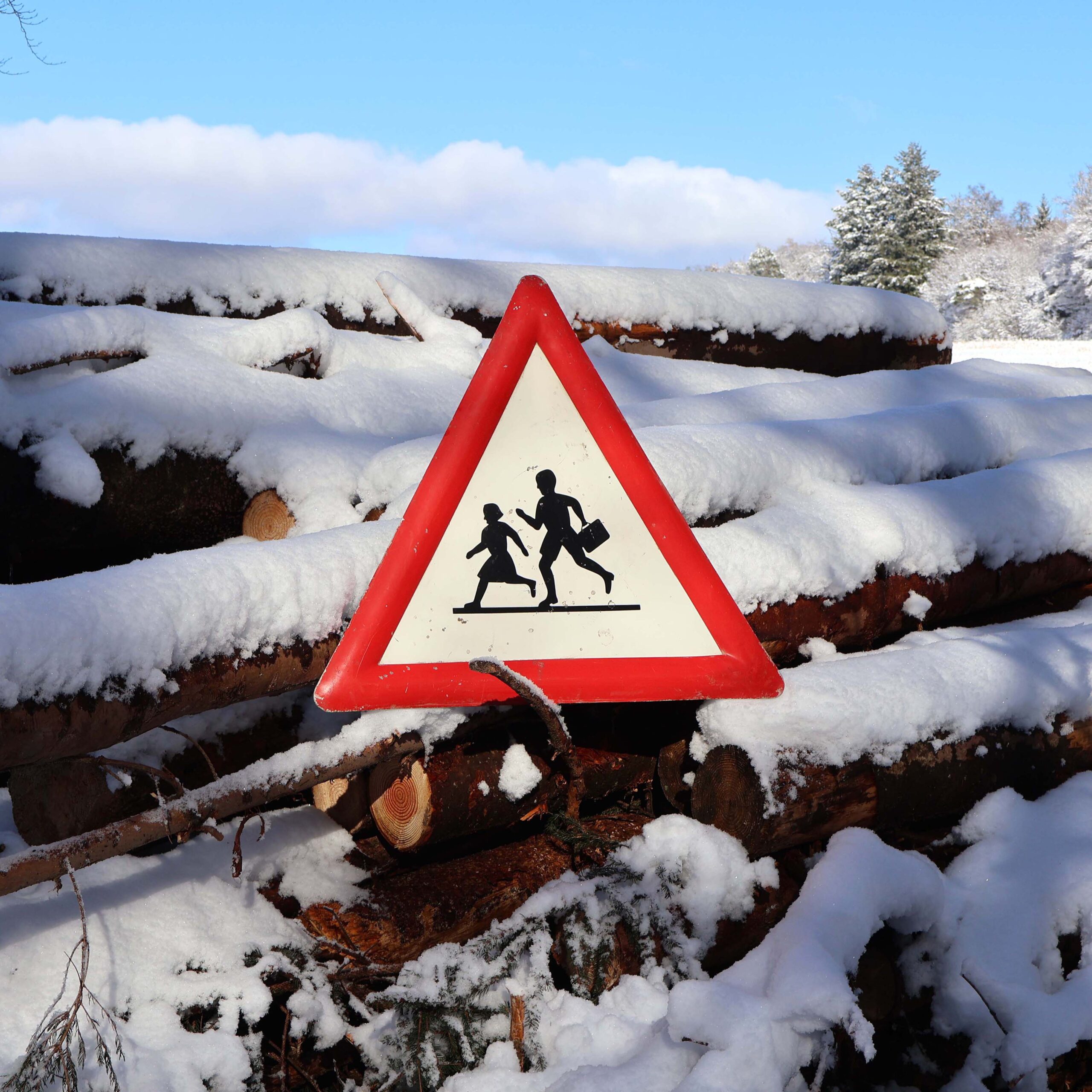 signalisation vintage Suisse attention enfants. Panneau 1950s en tôle avec bordure en relief, illustration enfants qui marchent.