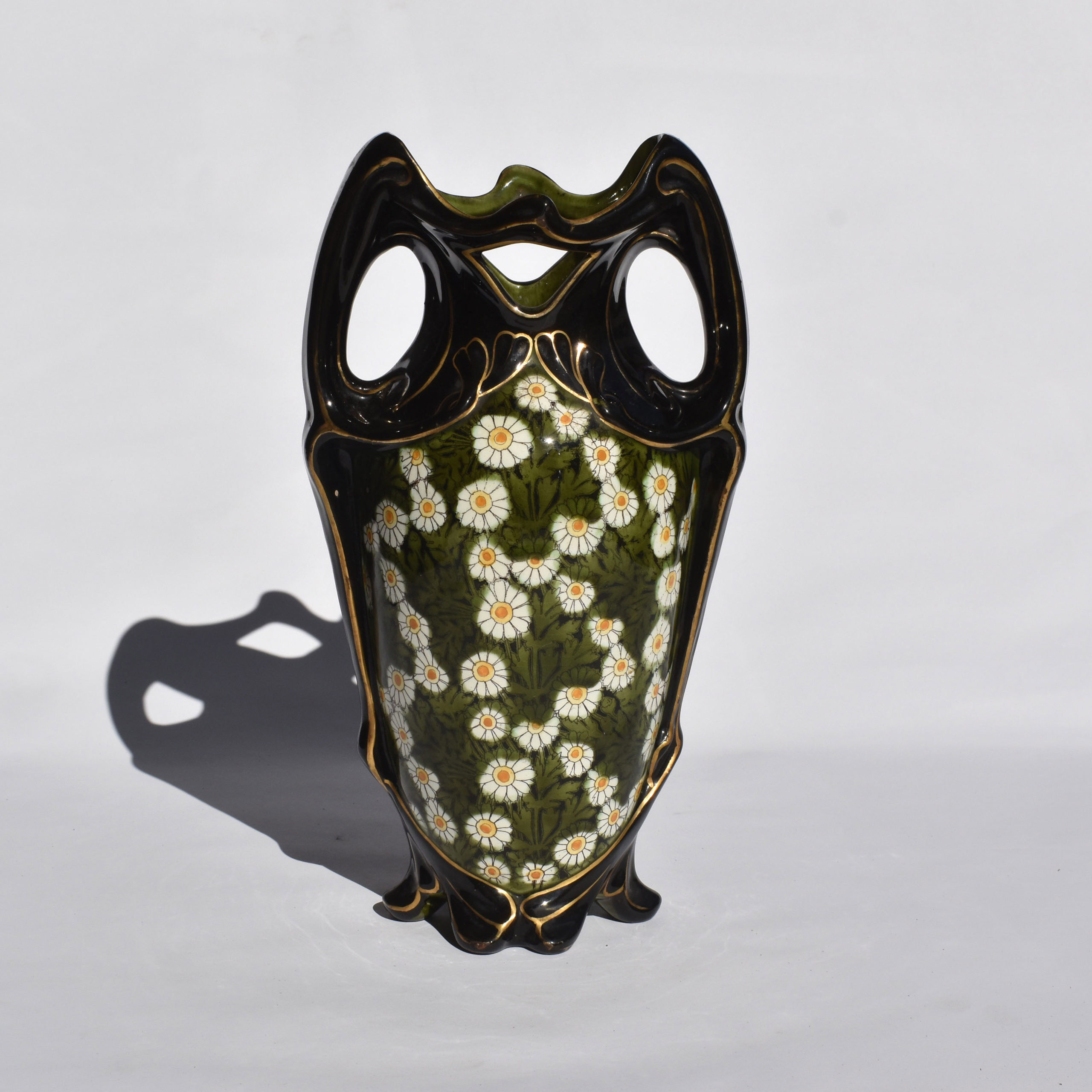 Vase 1900 de la faïencerie Keller et Guérin à Lunéville. Décor de marguerites 1900