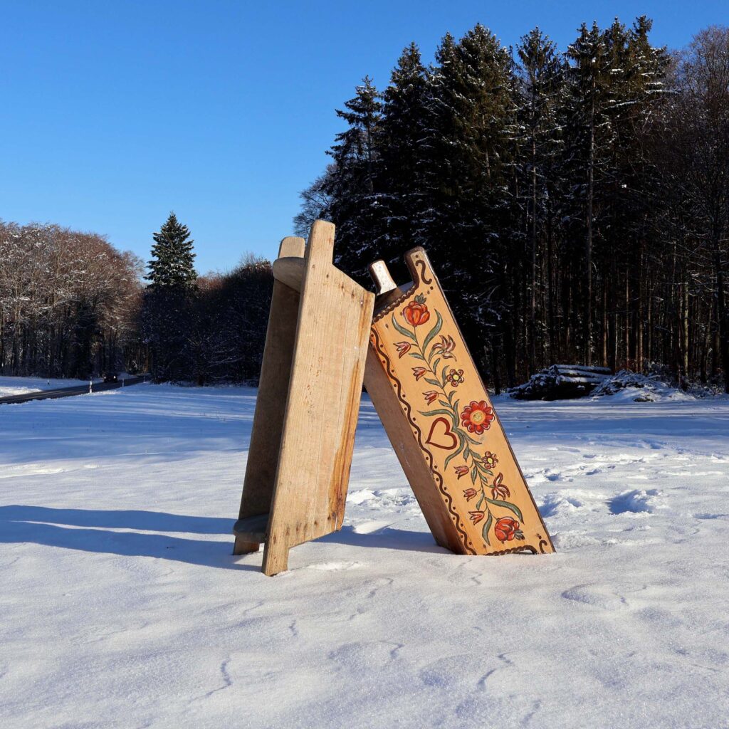 2 anciennes caisses en bois pour faire boucherie laver le cochon. Aussi appelées maies, auges, ou bassines. Art populaire Suisse. Donc une peinte rustique