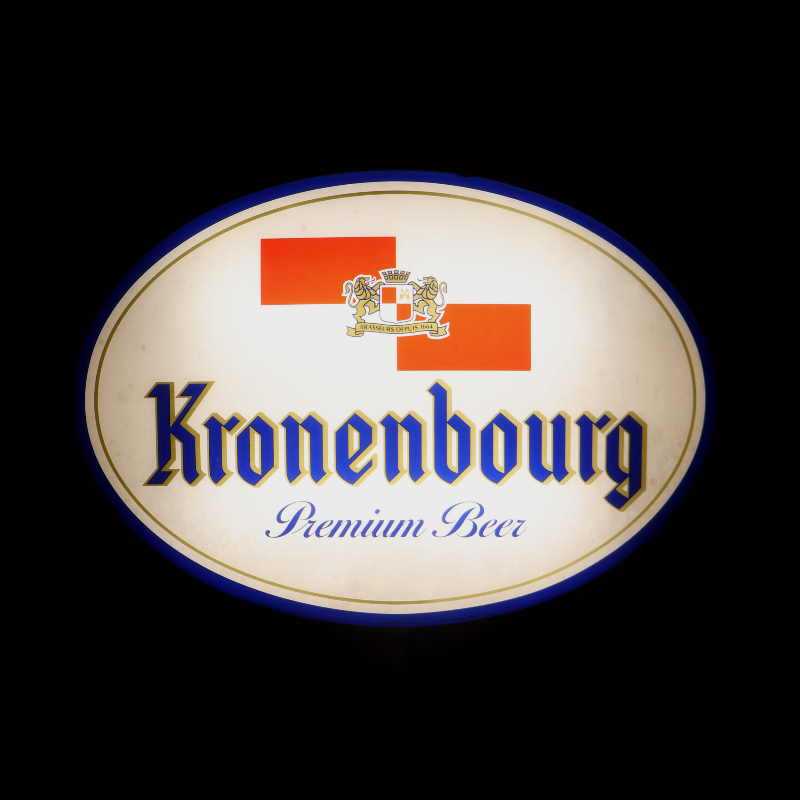 Kronenbourg enseigne lumineuse Suisse vintage de forme ovale. Des années 1980. Pour la bière Alsacienne. Pour déco man cave, carnotzet.