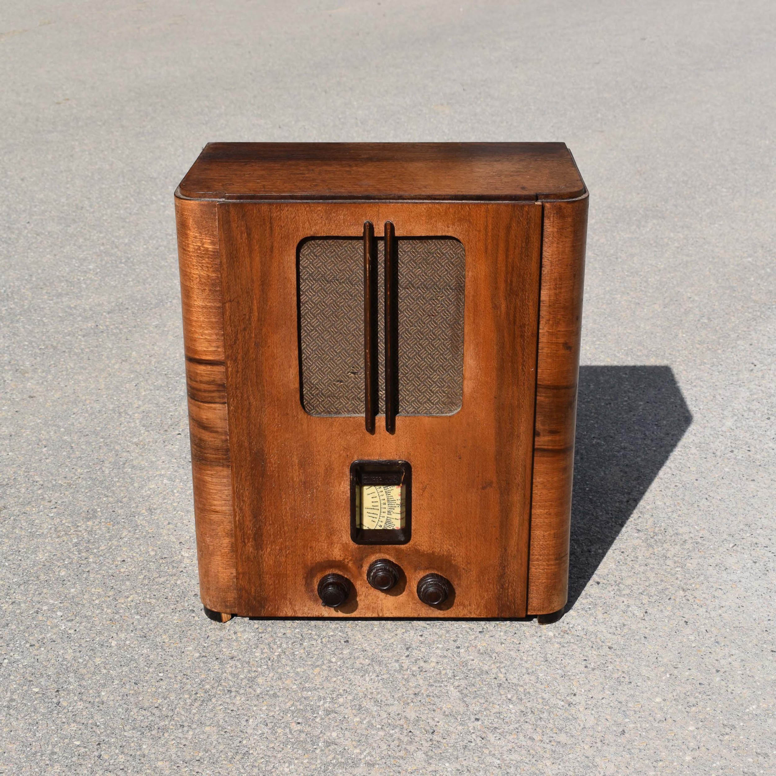 Poste de radio vers 1933. De marque Imperial radio Comparadex, rue Tronchet. Caisse rectangulaire en bois. Poste de TSF à lampes.