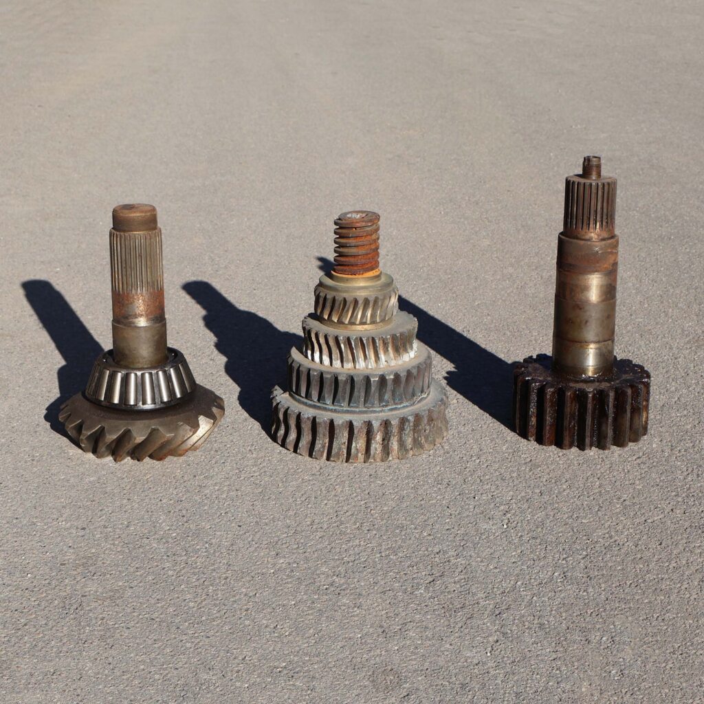 Anciennes roues dentées gros engrenages industriels de machines agricoles ou de chantier. Idéal pour recycler en socle de lampes d'atelier, ou faire de la création indus upcycling.