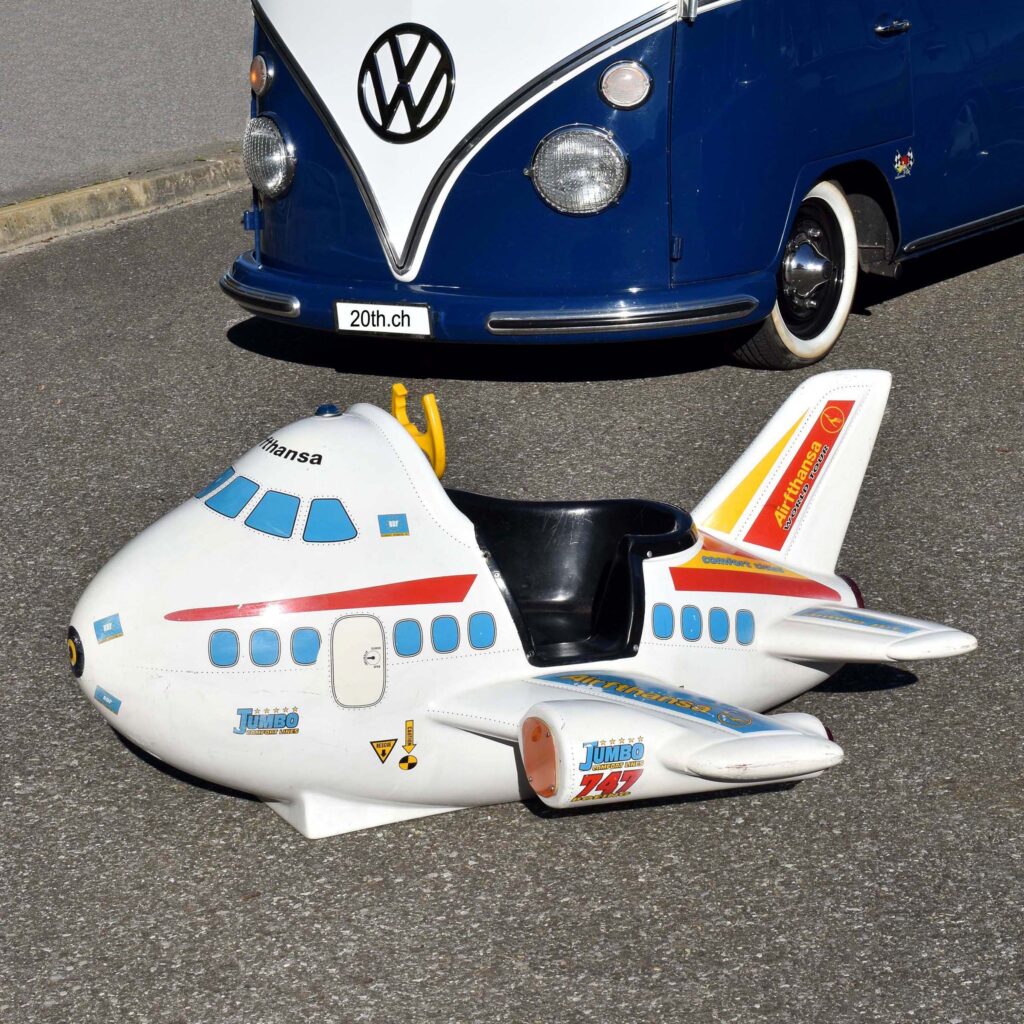 Avion vintage Airfthansa kiddie ride Boeing 747 Lufthansa plane. Sujet de manège de supermarché des années 1970. Avec monnayeur.