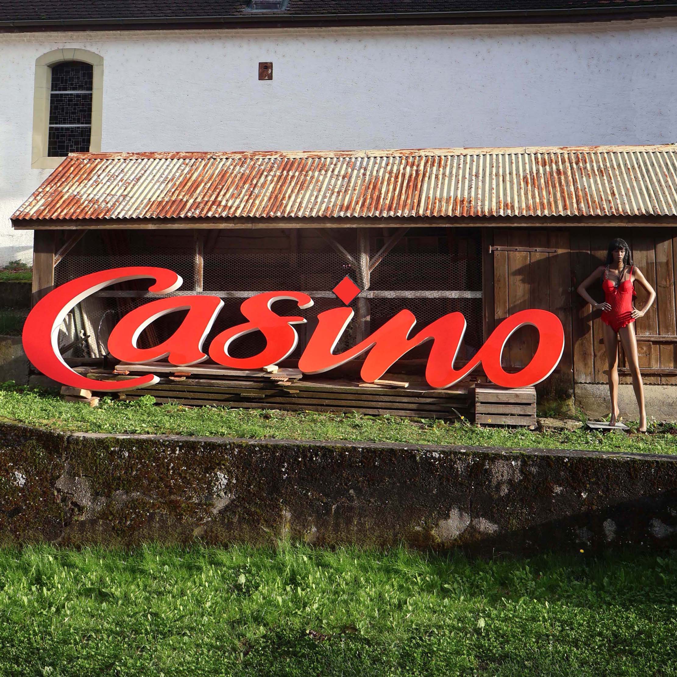 Grande enseigne lumineuse publicitaire d'hypermarché Casino. Magasins implantés en Suisse de 2005 à 2013.