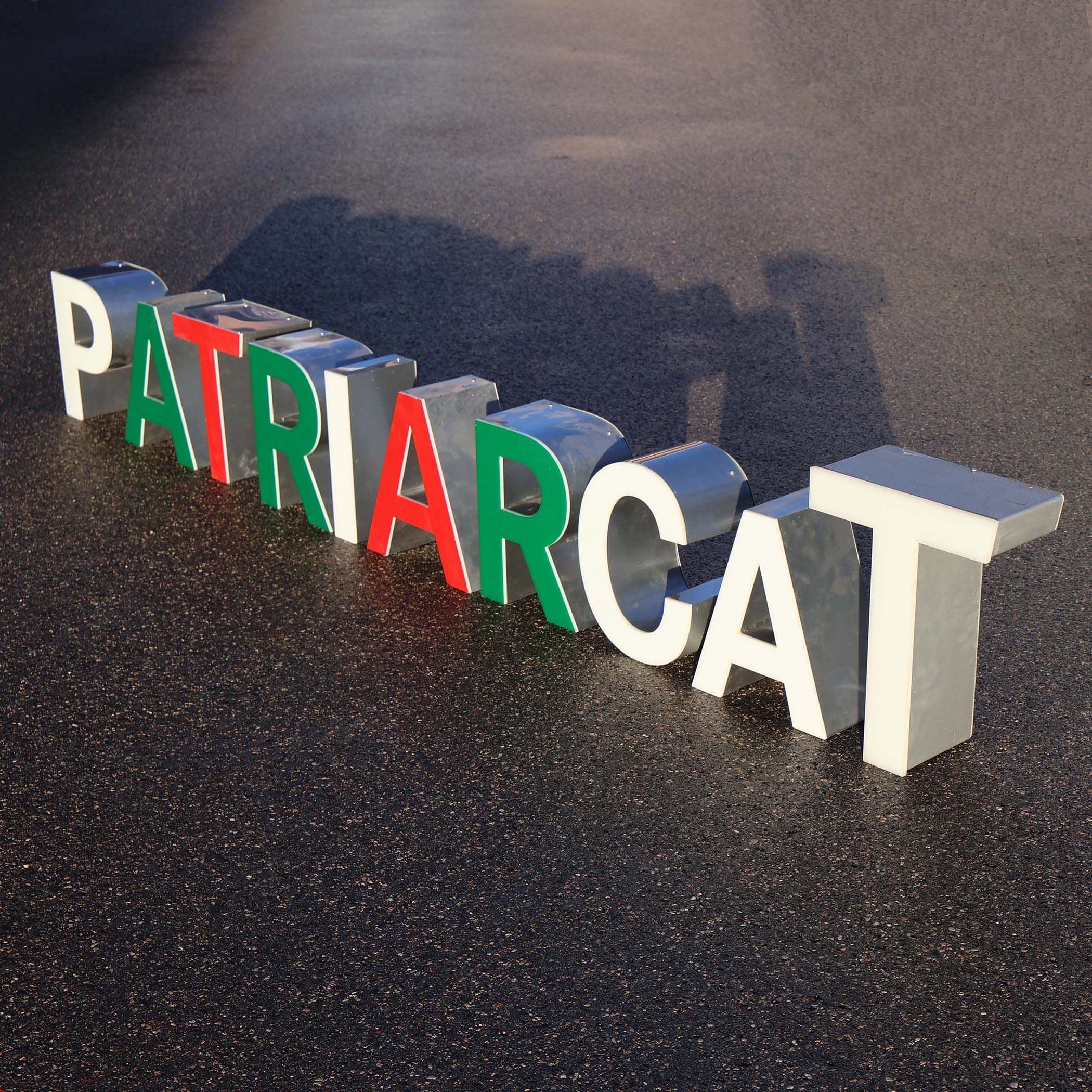 Le patriarcat c'est caca ! Lettres d'enseignes blanches vertes rouges. Lettres boitier de récup hauteur 24cm. Déco vintage loft