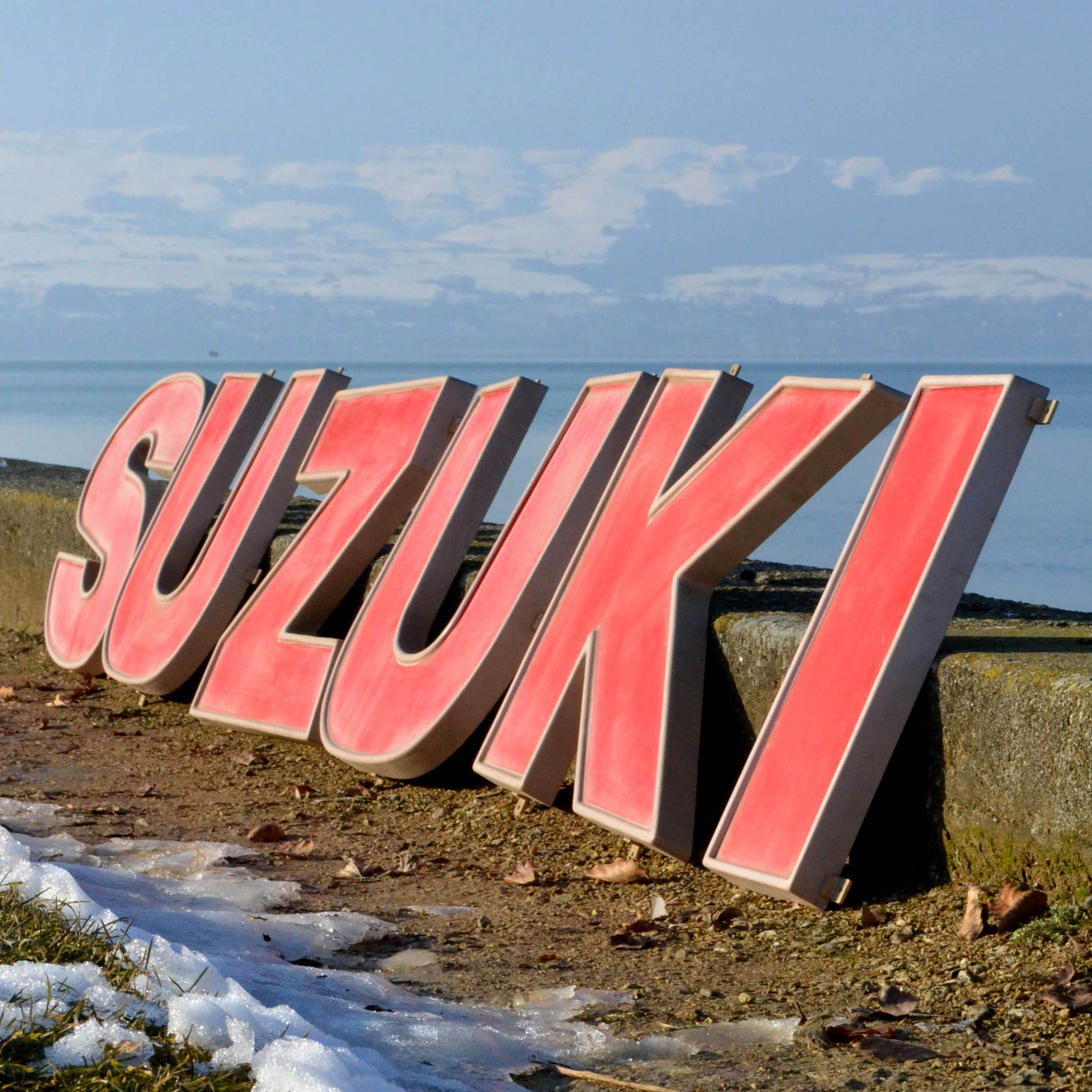 lettres en plastique vintage enseigne de garage Suzuki motos des années 1970. Suzuki Motorrad vintage 1970er Schild mit Buchstaben.