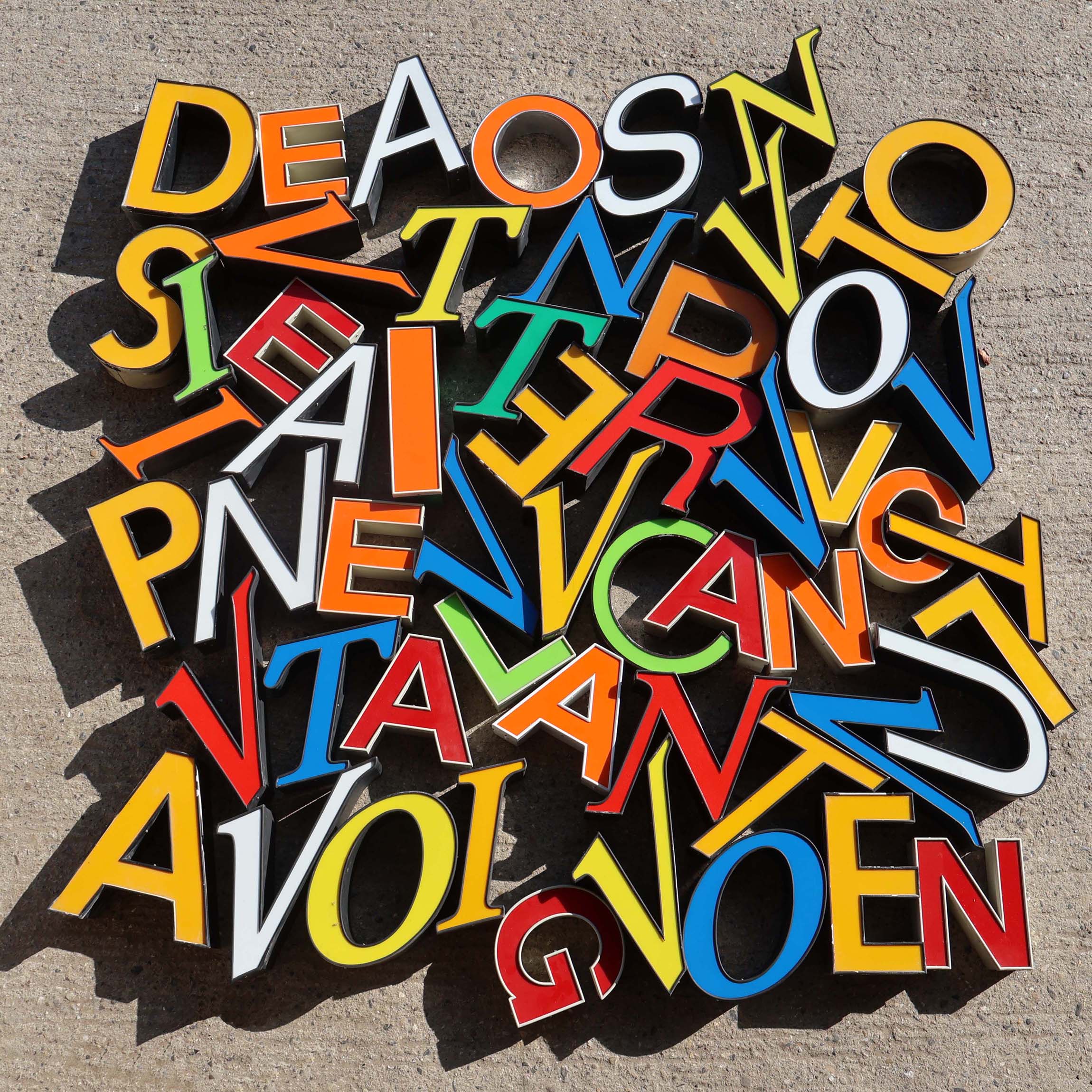 Lettres lumineuses d'enseigne récup. multicolores pour déco vintage. Lettres boitier de 25 à 35cm de haut. Avec couleurs diverses. Pour déco loft style pop