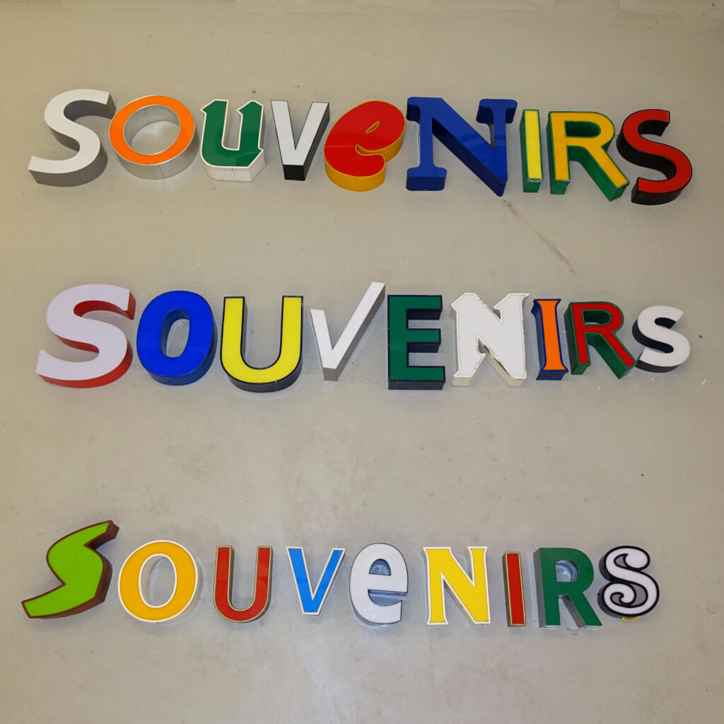 lettres lumineuses d'enseigne vintage dépareillées déco. Composition avec le mot souvenir. Avec des lettres boitier multicolores.