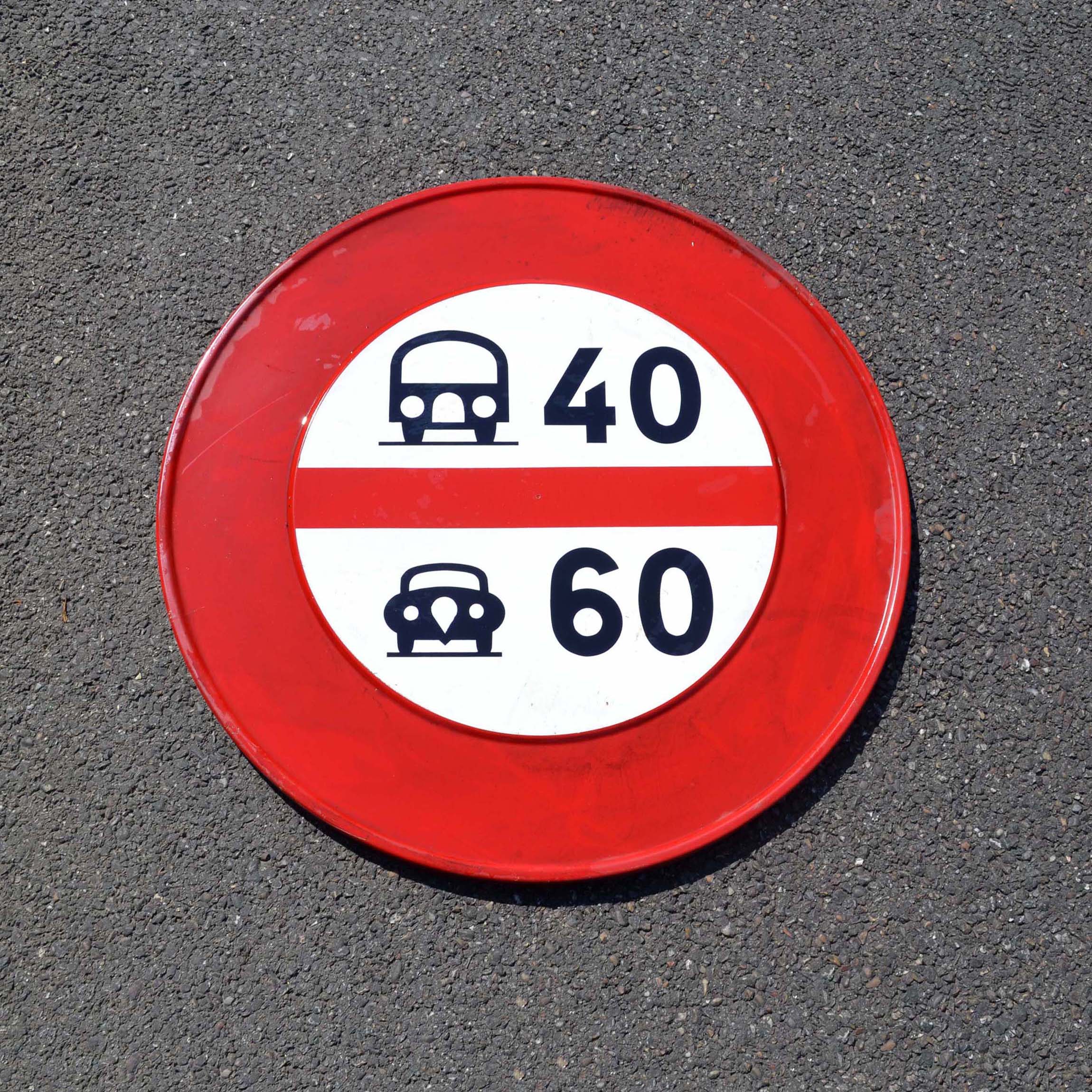 Panneau de signalisation vintage: Limitation de vitesse avec le dessin d’une voiture et d’un camion stylisé. Fabricant Sureau Nice, label “Armur” daté 1962