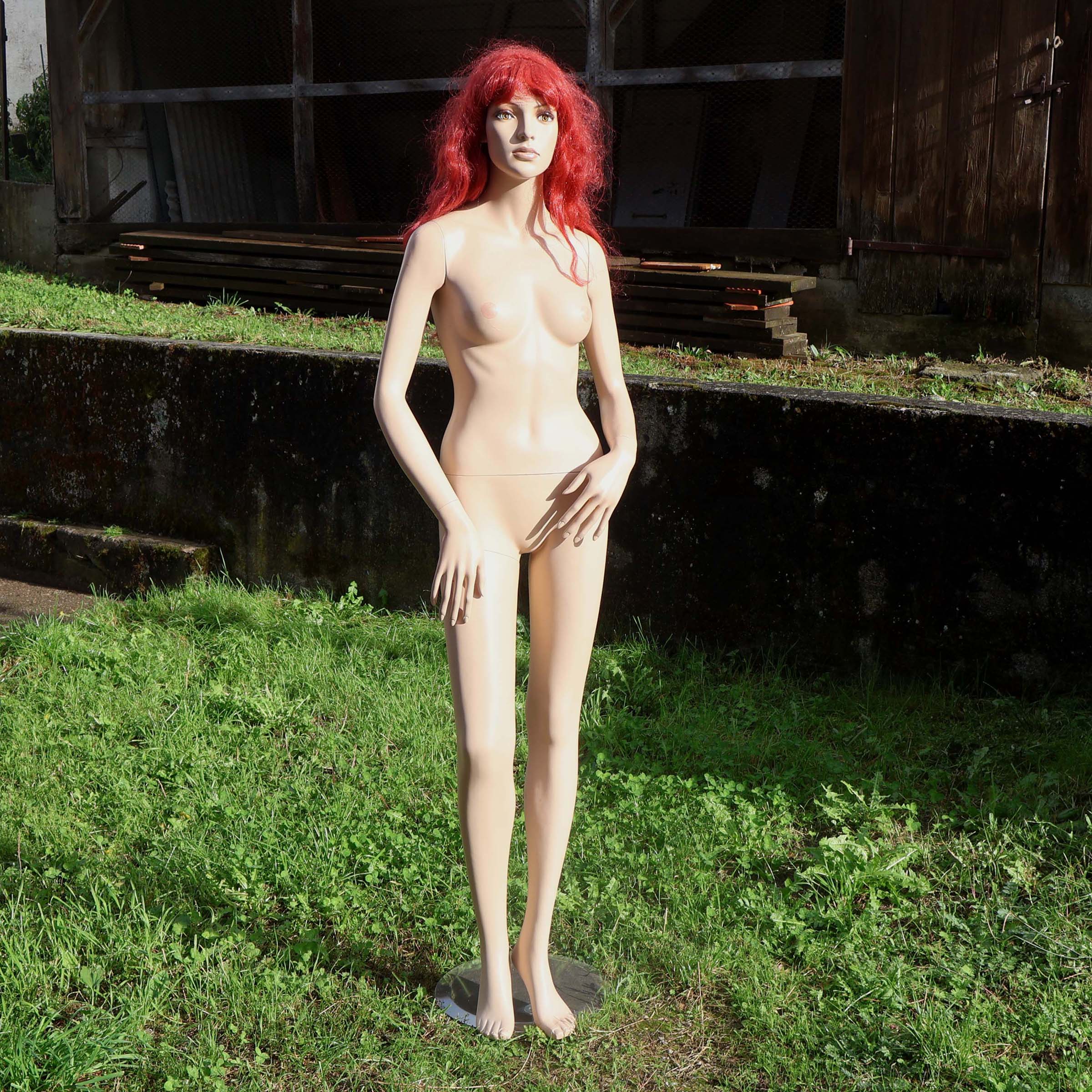 Mannequin de vitrine d'occasion femme les mains sur les hanches. Avec perruque rousse. Position décontractée