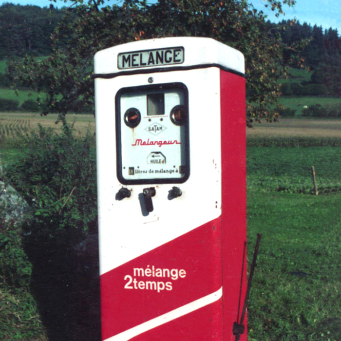 Pompe à essence 2 temps Française pour cyclos. Mélangeur Satam daté de 1958. Pour ravitailler les vélomoteurs dans les années 1950