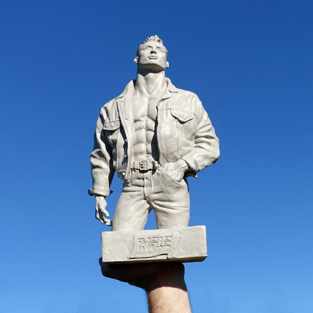 Statue objet publicitaire Rifle Jeans 1980's. Design de Fabrizio Cuppini, pour le label Art Force. Sculpture d'un homme sexy au torse nu. Avec veste en jeans.