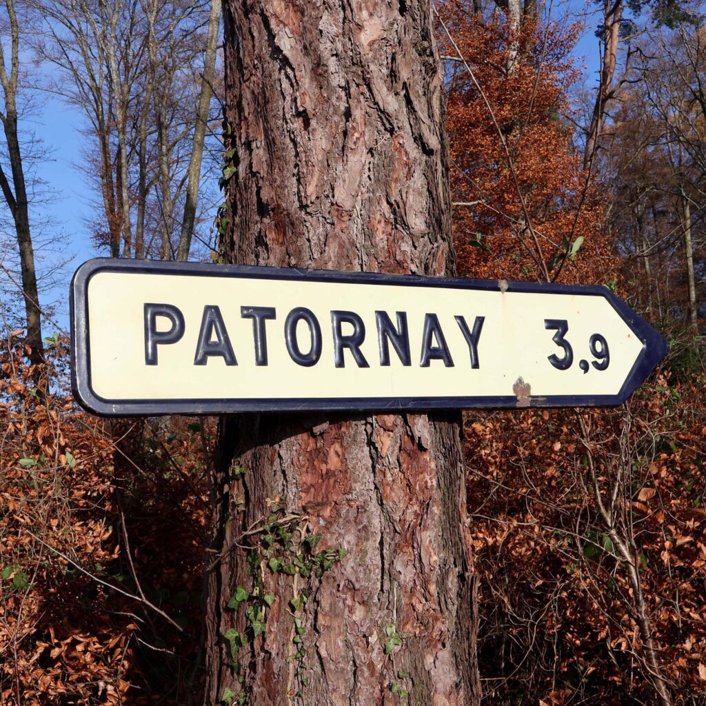 Patornay Jura 39. Panneau de signalisation vintage en tôle émaillée, daté de 1959. Écriteau sous la forme d'une flèche avec le lettrage en relief. Fabricant Vitracier Neuhaus.