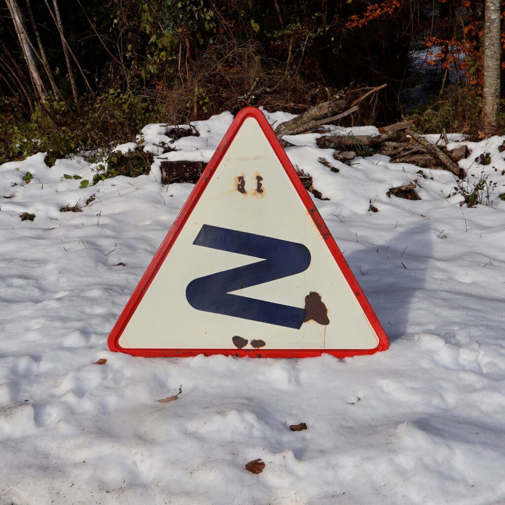 Ancien panneau émaillé de signalisation